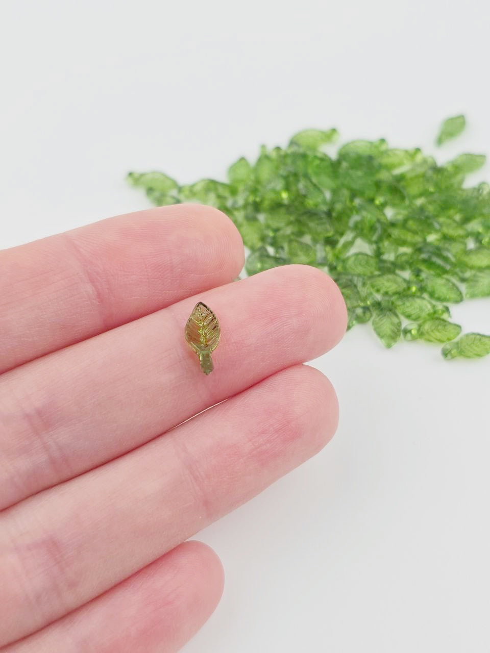 100 x Tiny Green Acrylic Leaf Beads, 5x10mm (3685)