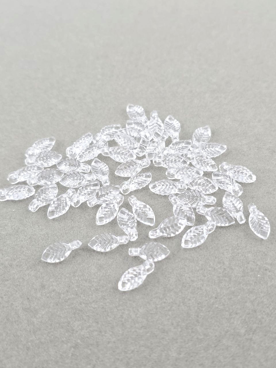 100 x Tiny Clear Acrylic Leaf Beads, 5x10mm (3680)