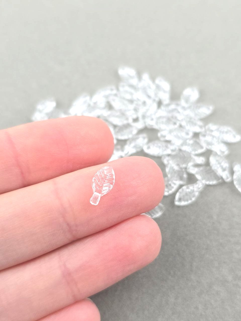 100 x Tiny Clear Acrylic Leaf Beads, 5x10mm (3680)