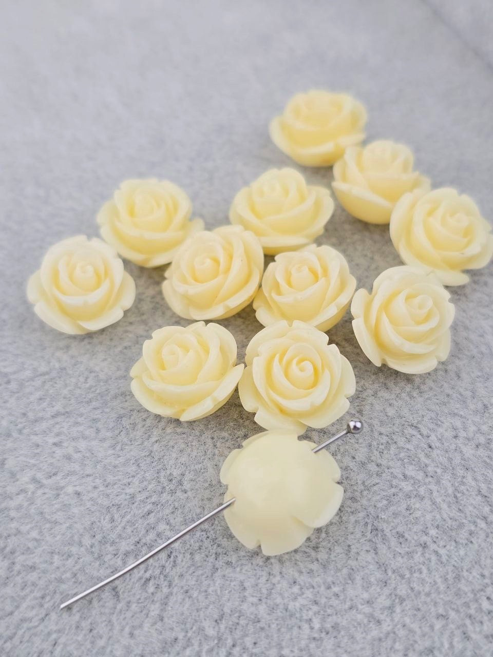 6 x Cream Coral Rose Bud Beads, 15mm (3584)