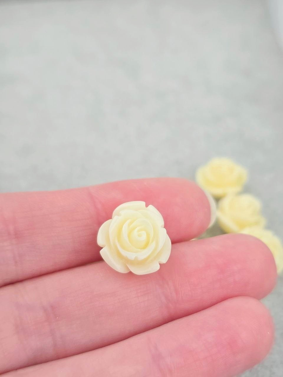 6 x Cream Coral Rose Bud Beads, 15mm (3584)