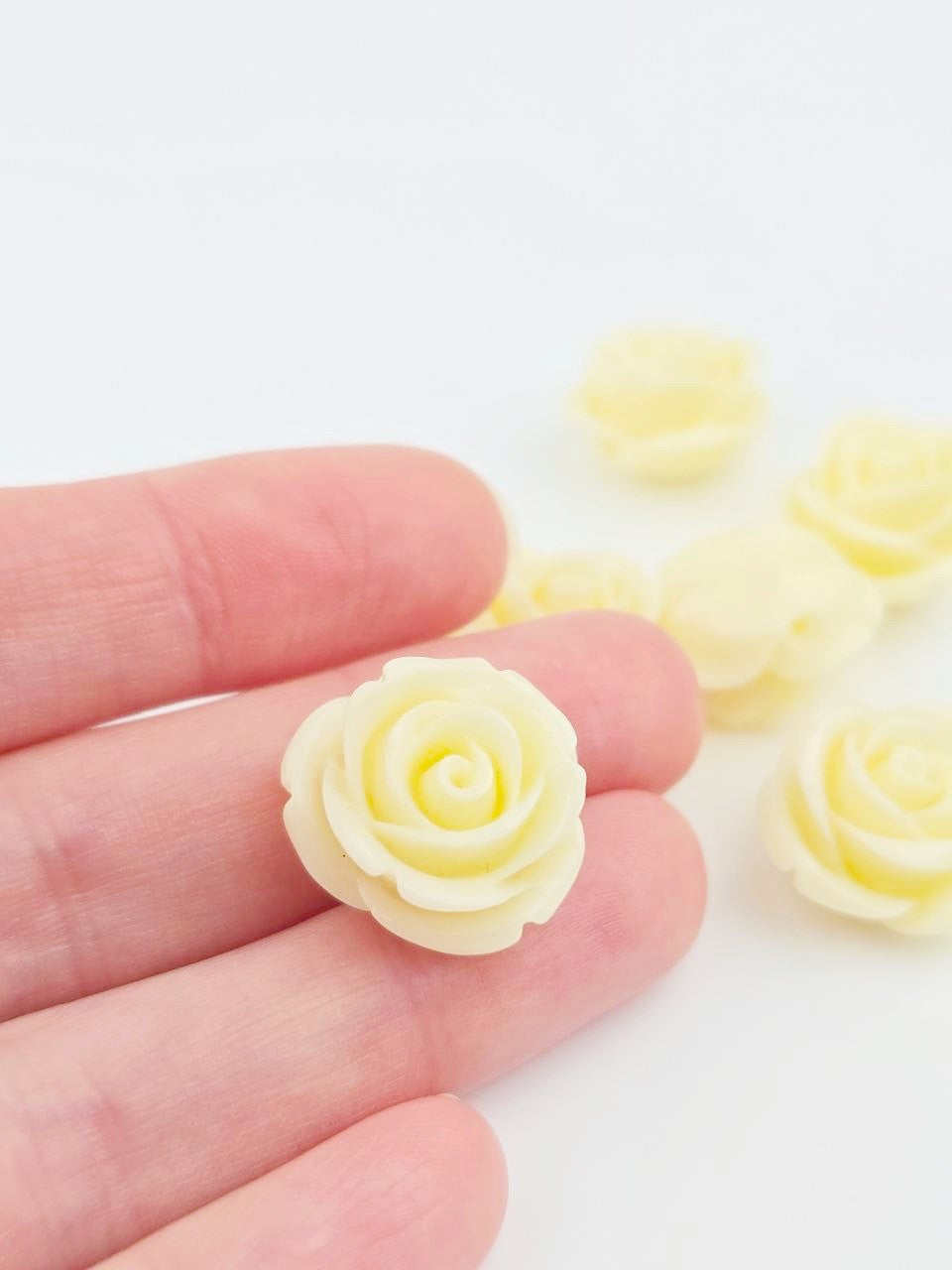 6 x Cream Coral Rose Bud Beads, 20mm (3581)