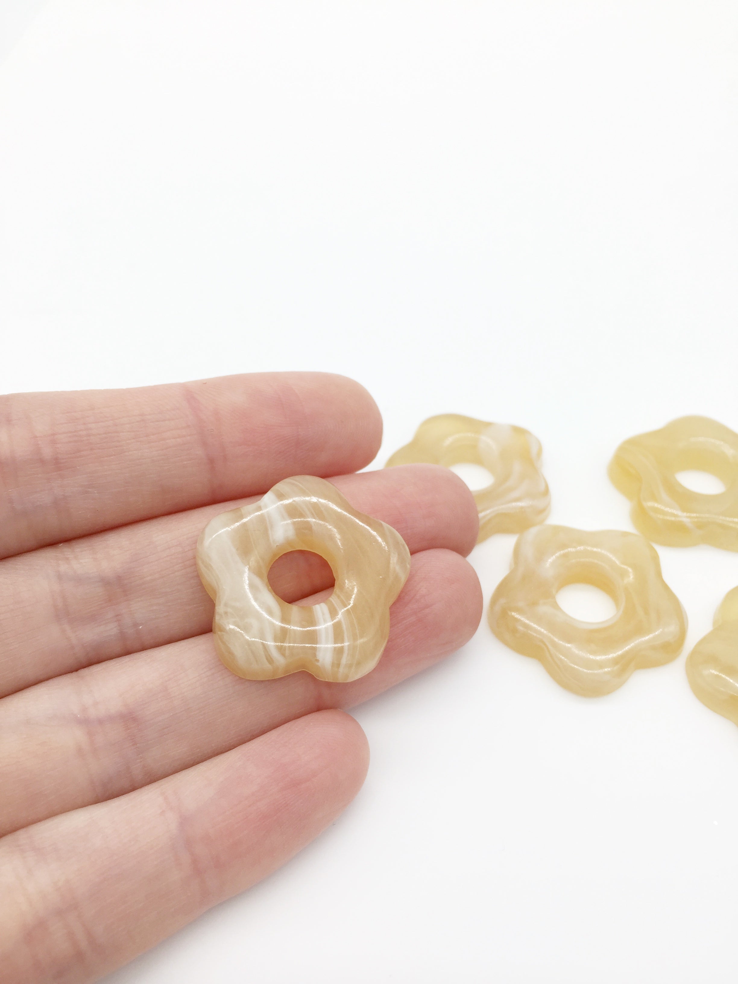 2 x Marbled Creme Caramel Resin Flower Beads, 26mm (0212)