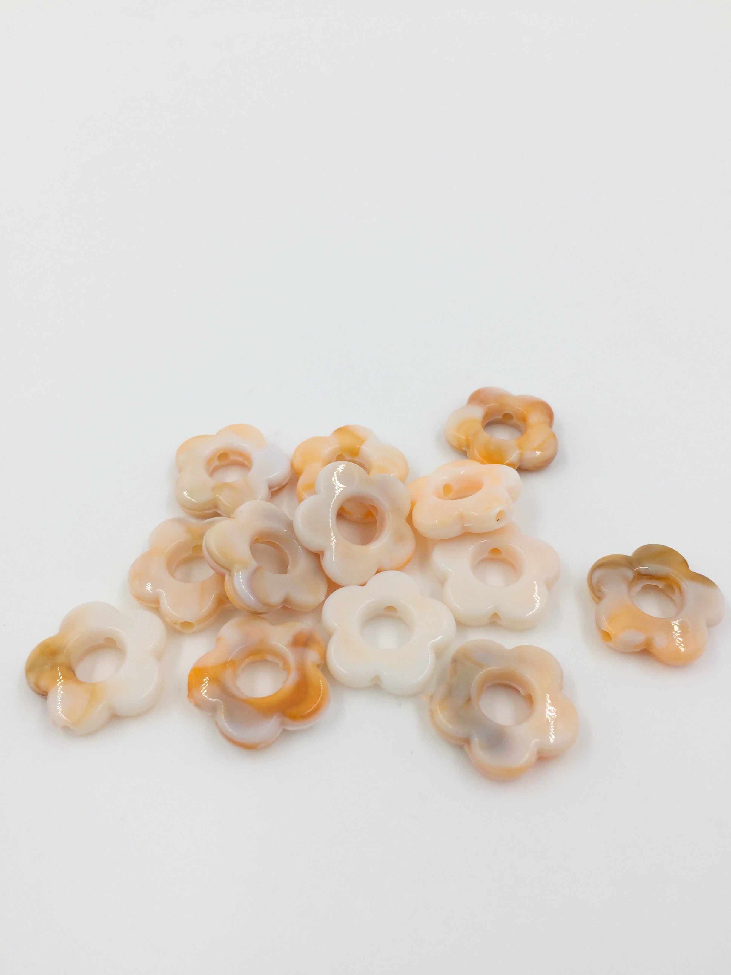10 x Light Tortoiseshell Effect Resin Flower Beads, 15mm (2924)