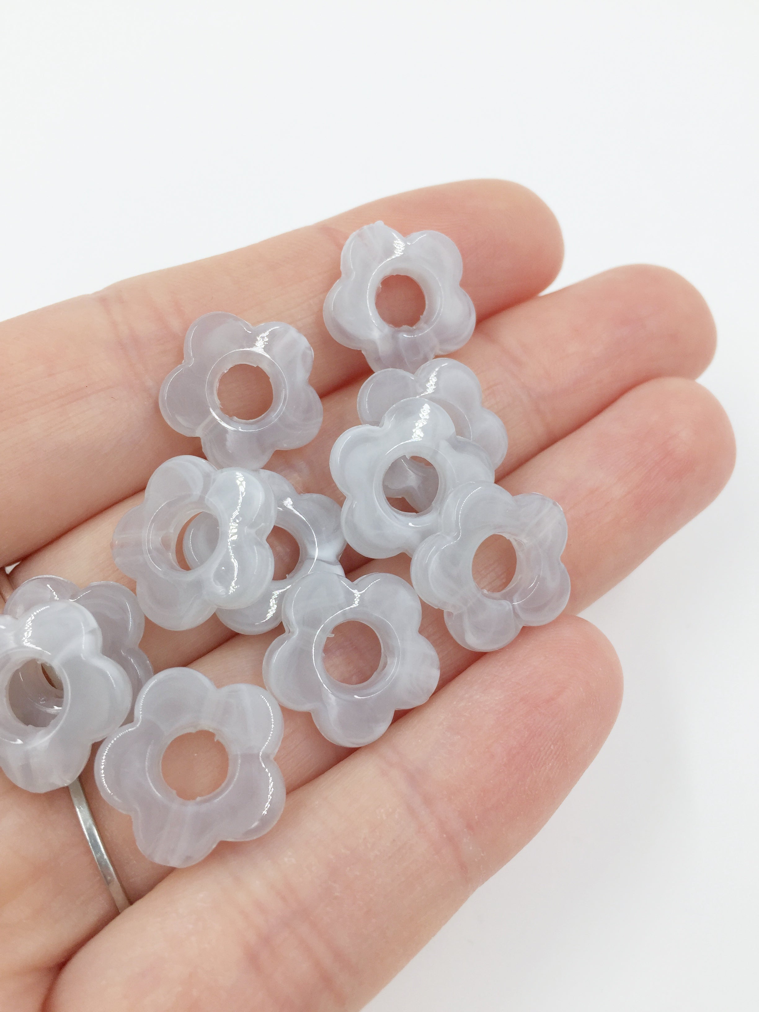 10 x Foggy Grey Marble Effect Resin Flower Beads, 15mm (2929)