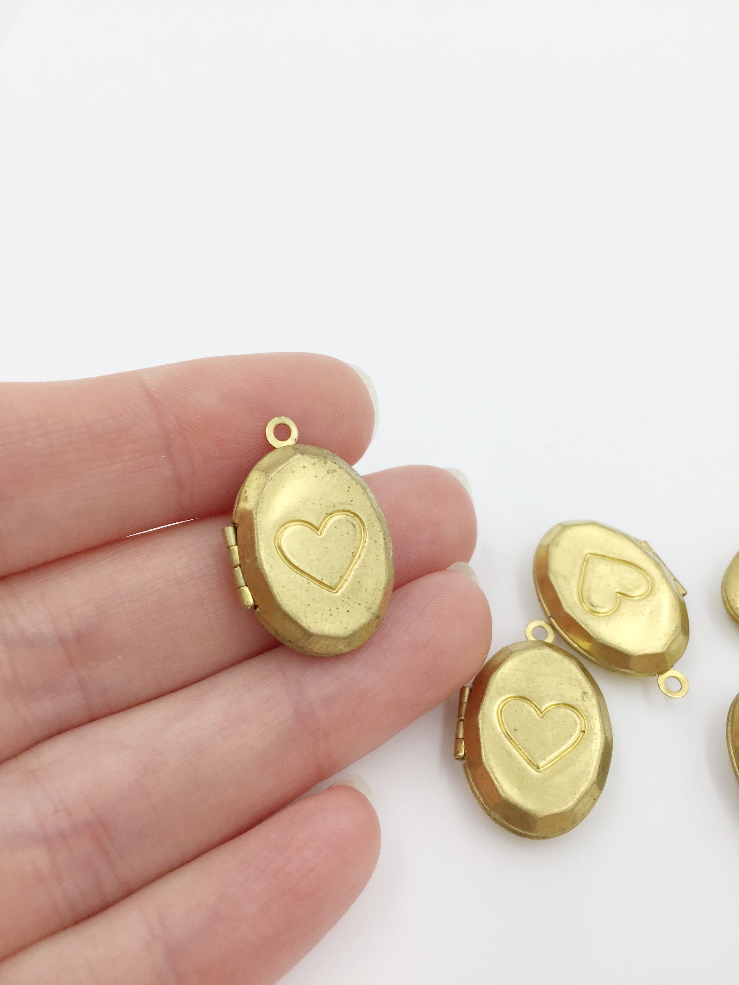 5 x Vintage Raw Brass Oval Locket Pendants with Embossed Heart Pattern, 16x24mm