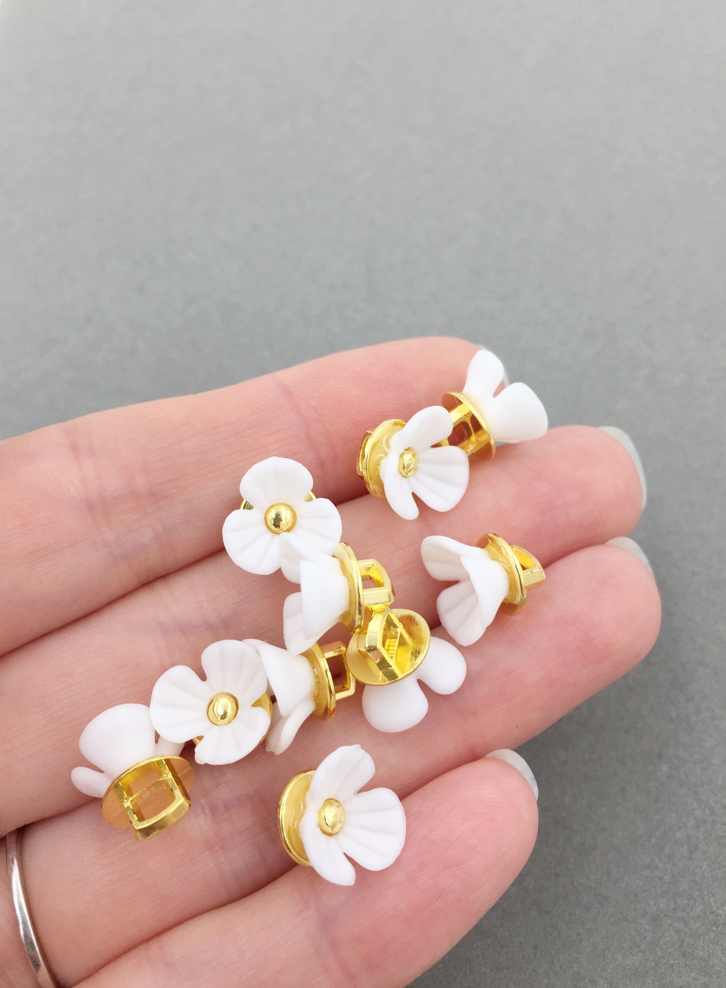 10 x Pure White Resin Flower Shaped Buttons, 11mm