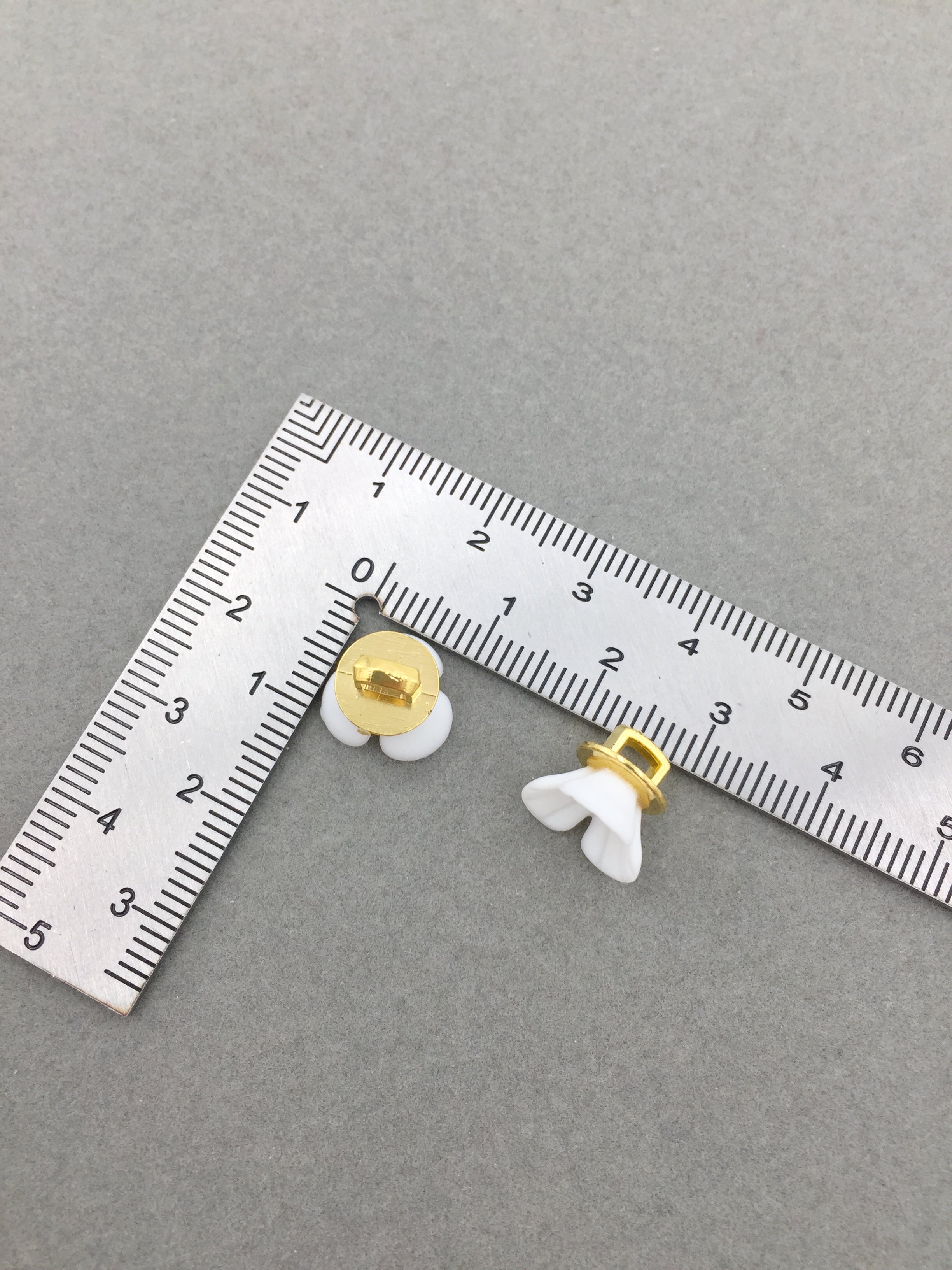 10 x Pure White Resin Flower Shaped Buttons, 11mm