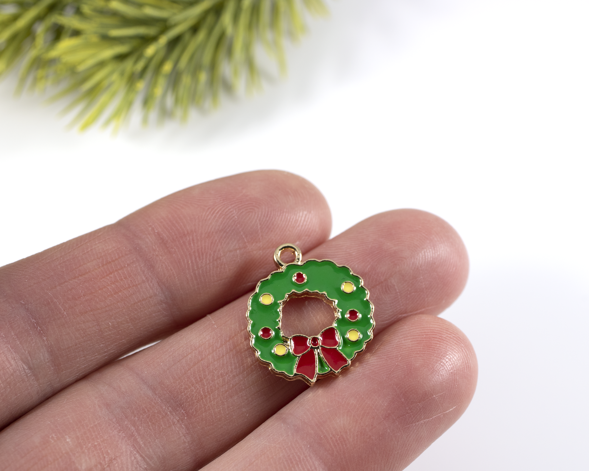 8 x Green Enamel Christmas Wreath Charms, Gold Base (2897)