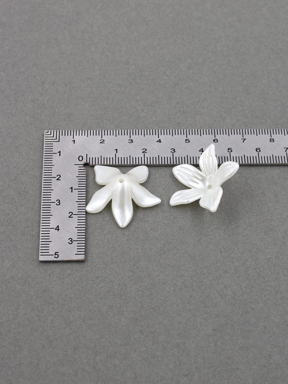 20 x Pearl Ivory Acrylic Flower Beads, 26mm (3027)