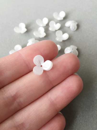 10 x Pearl White Cellulose Acetate Flower Beads, 14mm (0689)