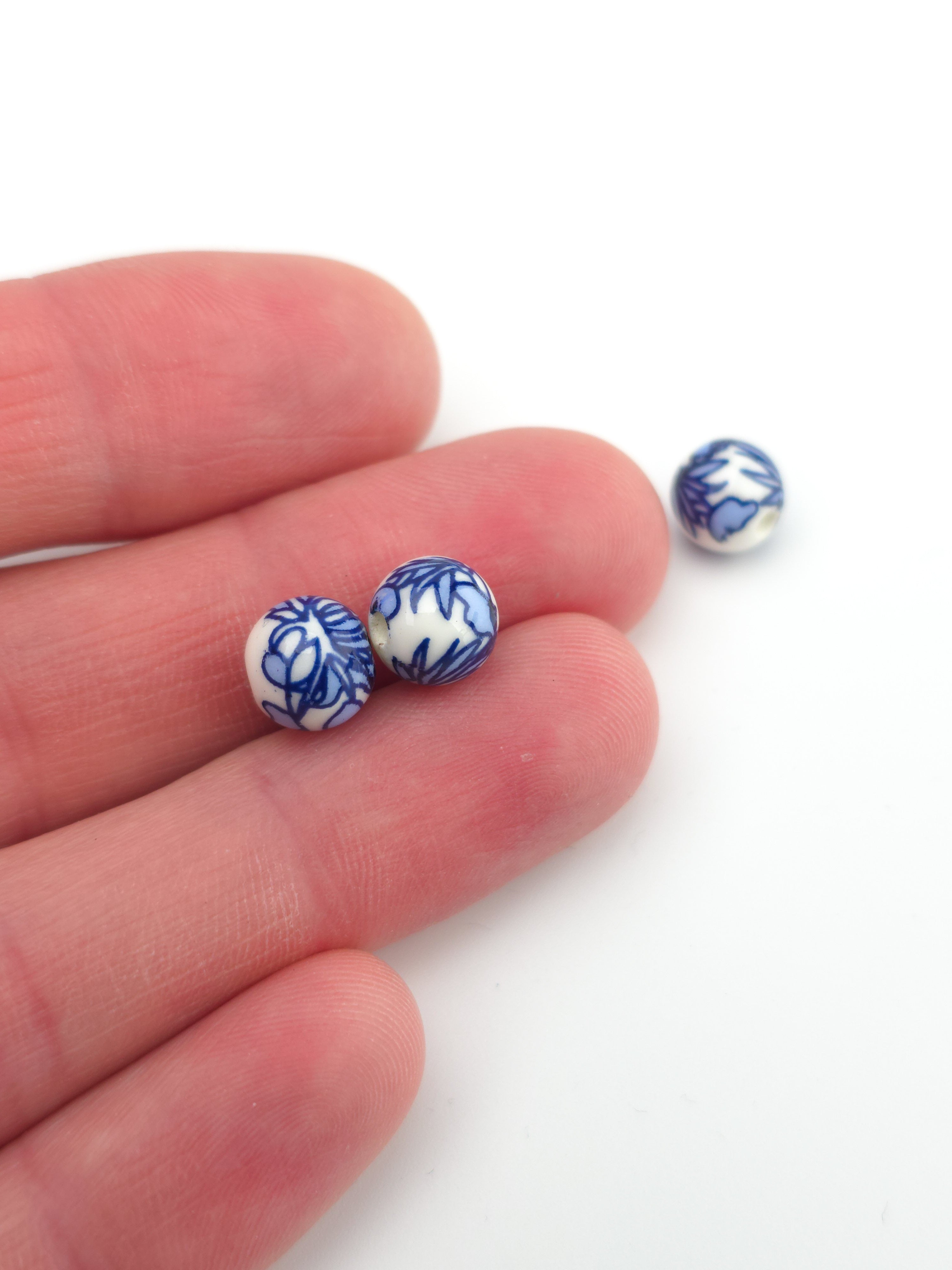 6 x Round White Ceramic Beads with Navy Blue Leaf Pattern, 8mm (0148)