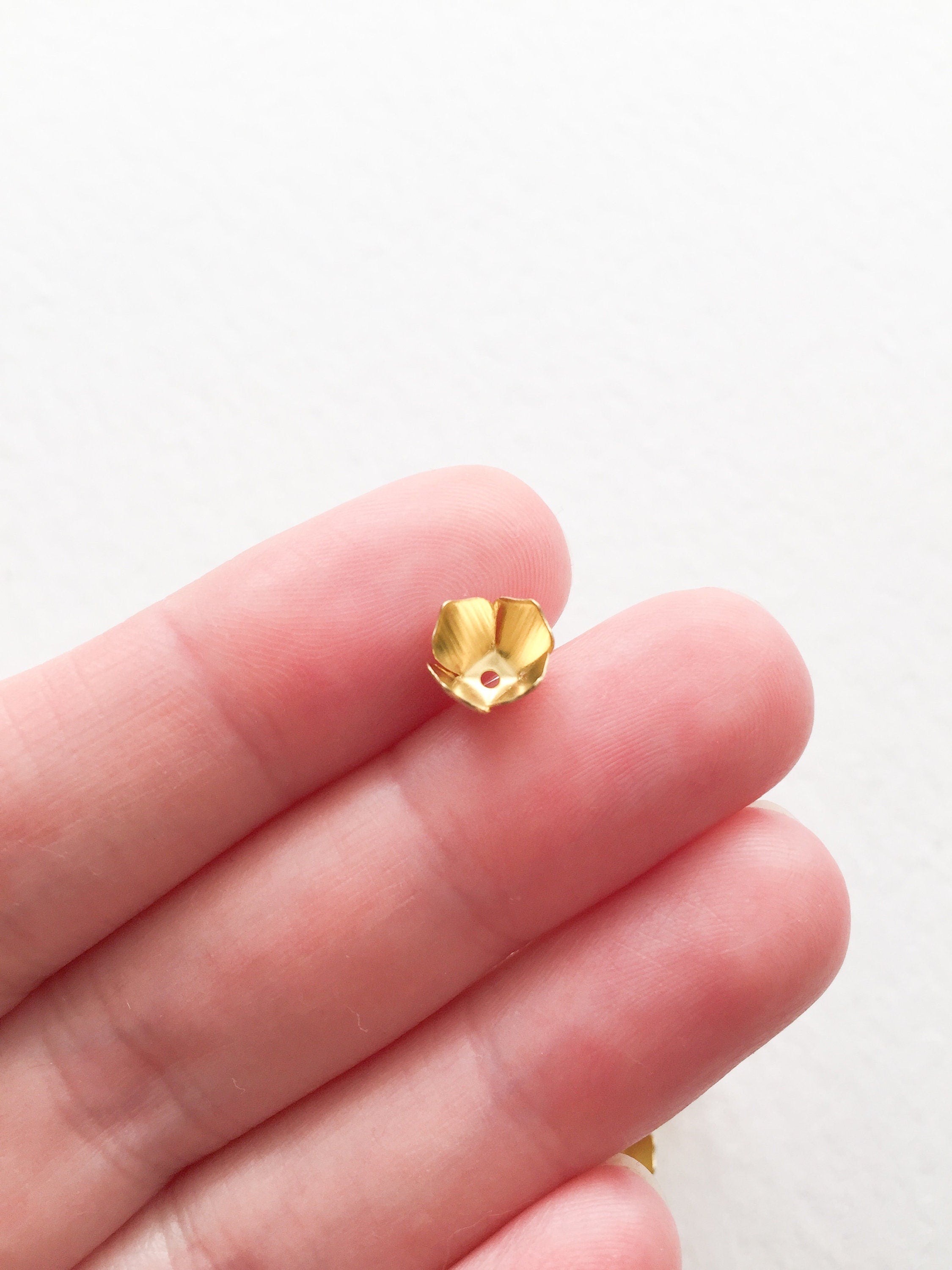 20 x Gold Tone 4 Petal Flower Bead Caps, 8mm (0688)