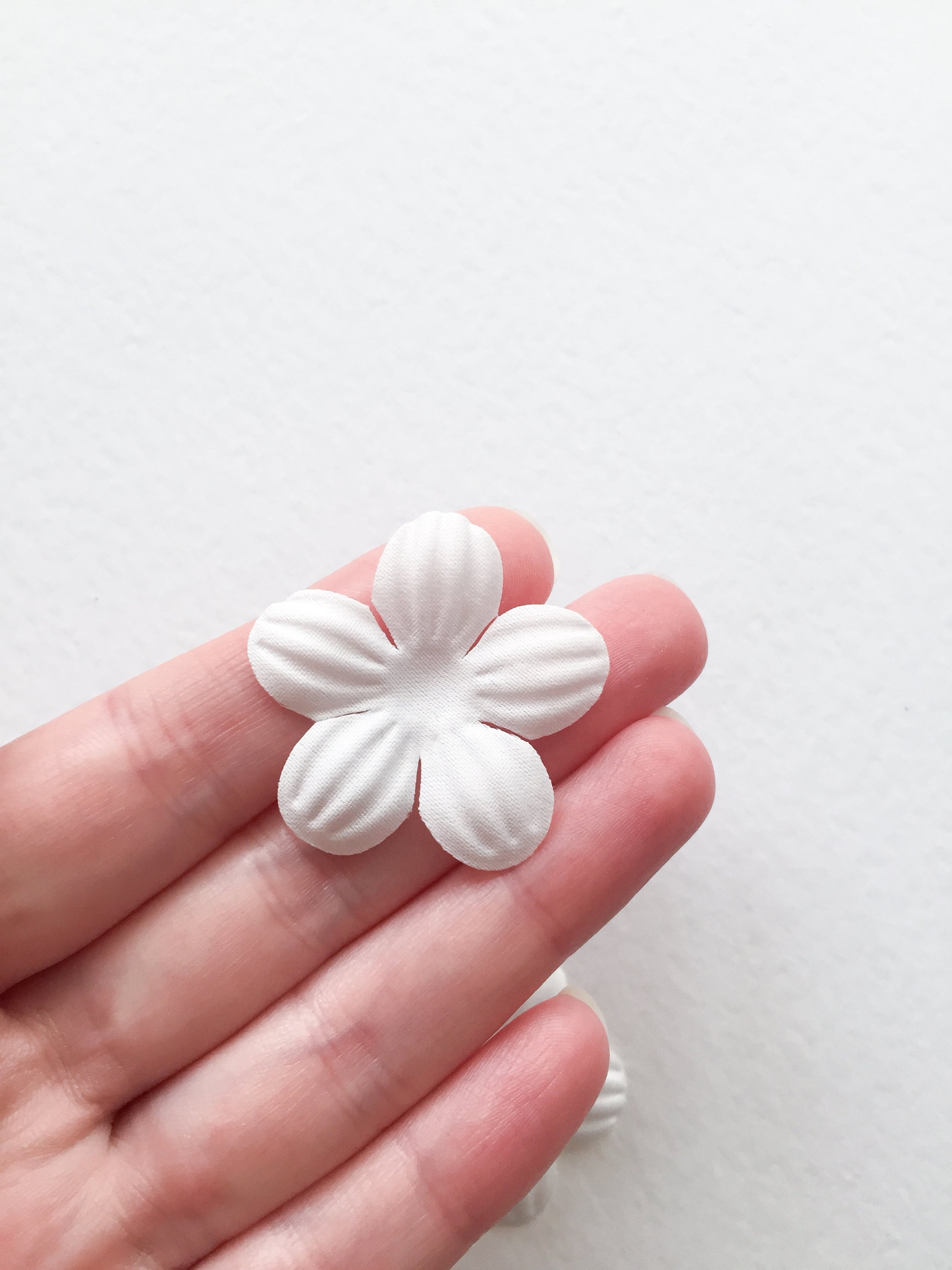 20 x White 3D Fabric Flowers, 35-37mm