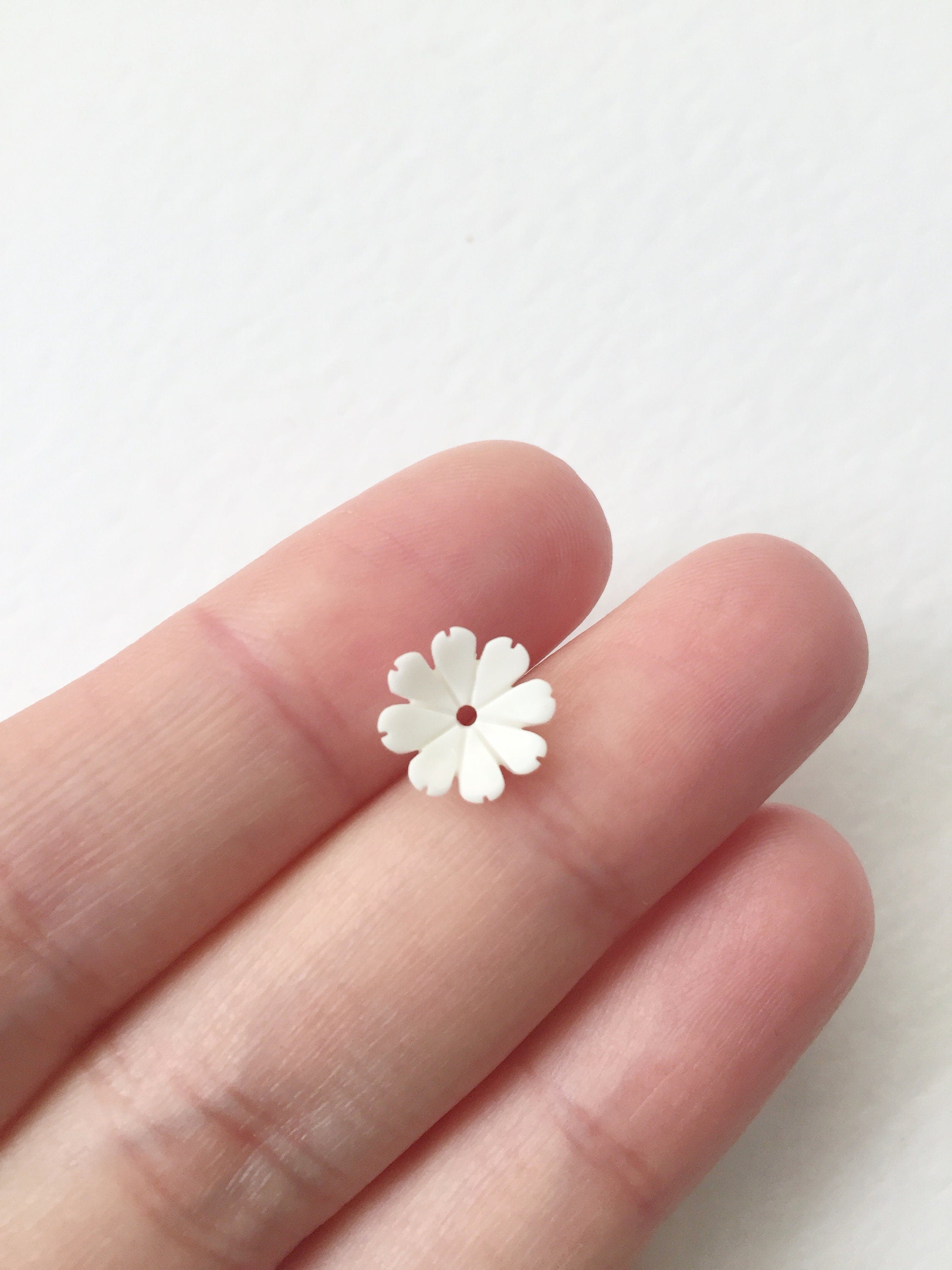 20 x 10mm Pure White Resin Flower Bead, 10mm (0838-2)