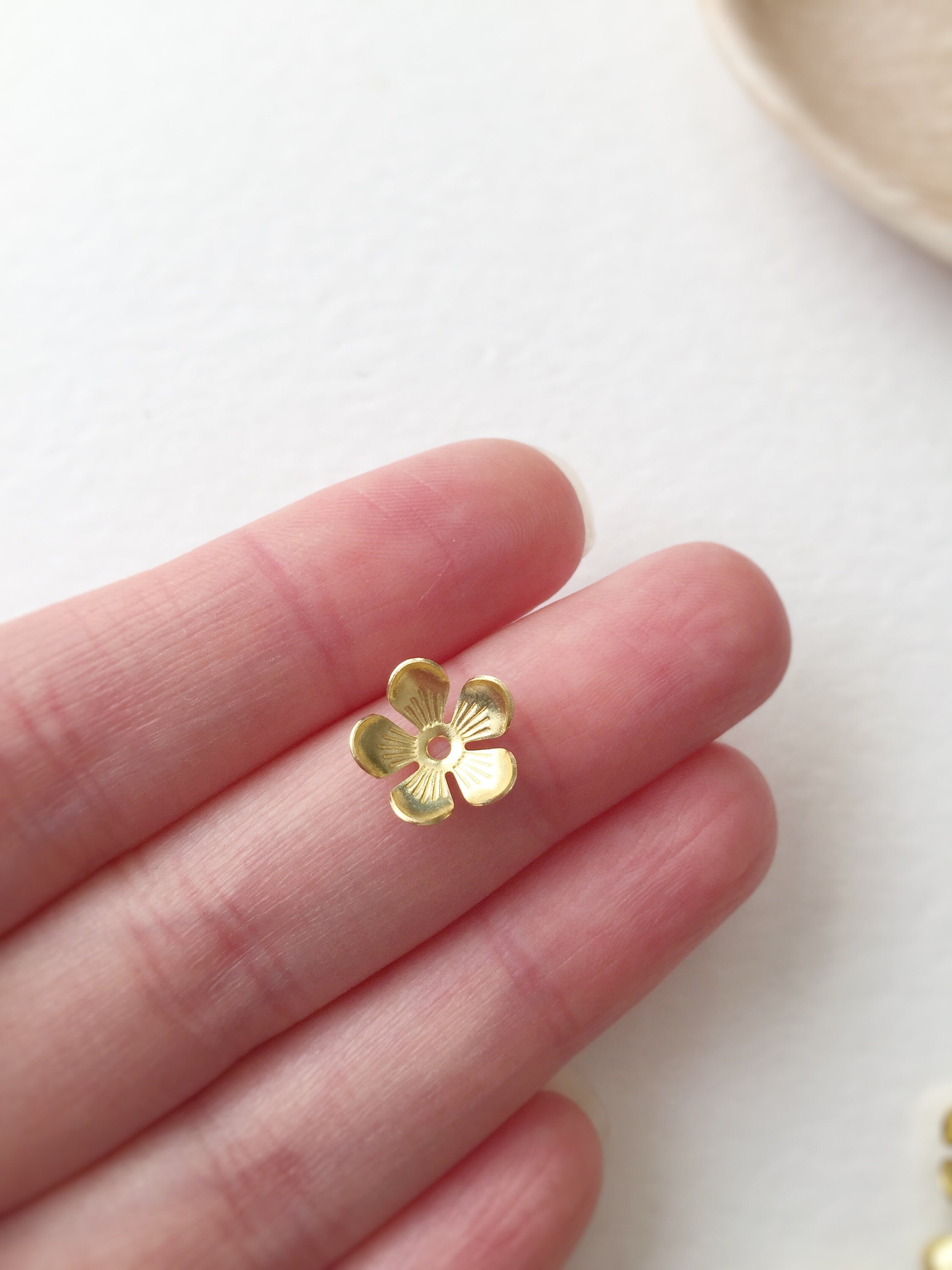 10 x Textured Gold Flower Bead Caps, 11.5mm (0686)