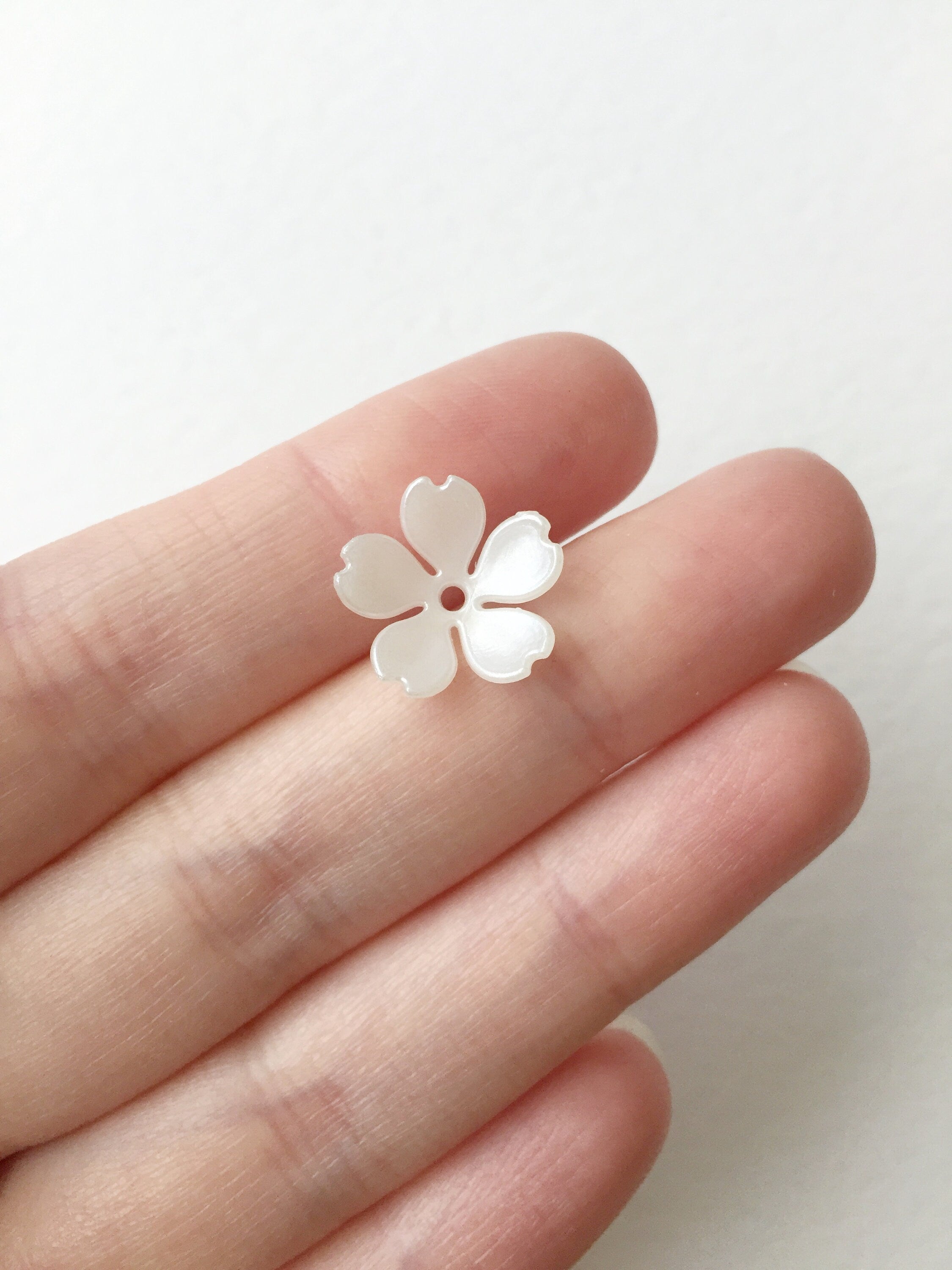 20 x Pearlised Ivory Flower Beads, 15mm (3043)