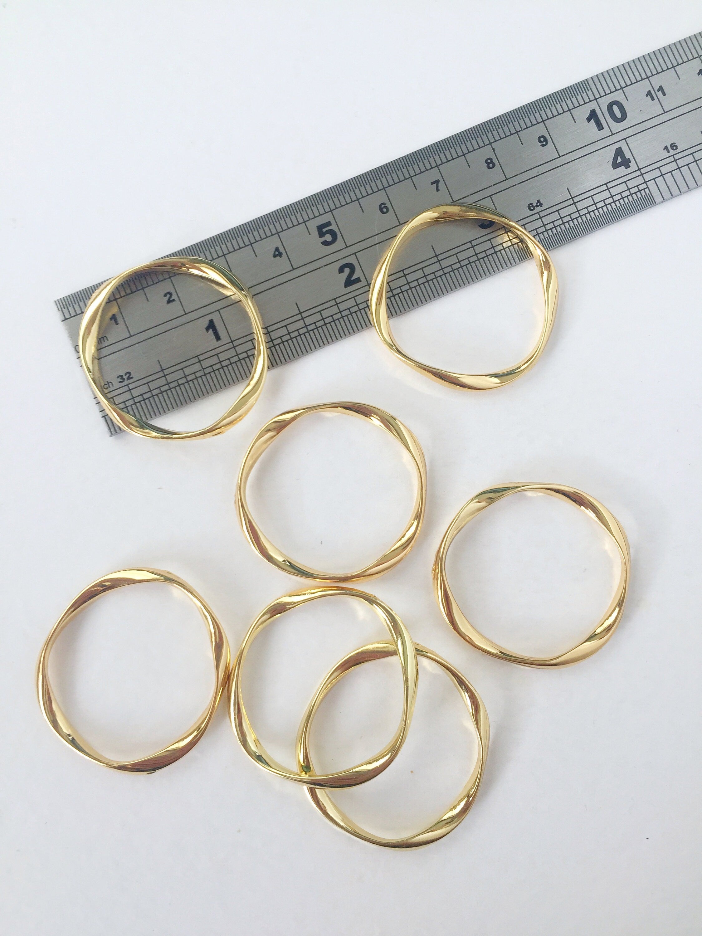 4 x Gold Plated Wavy Circle Connectors, 32mm (0644)