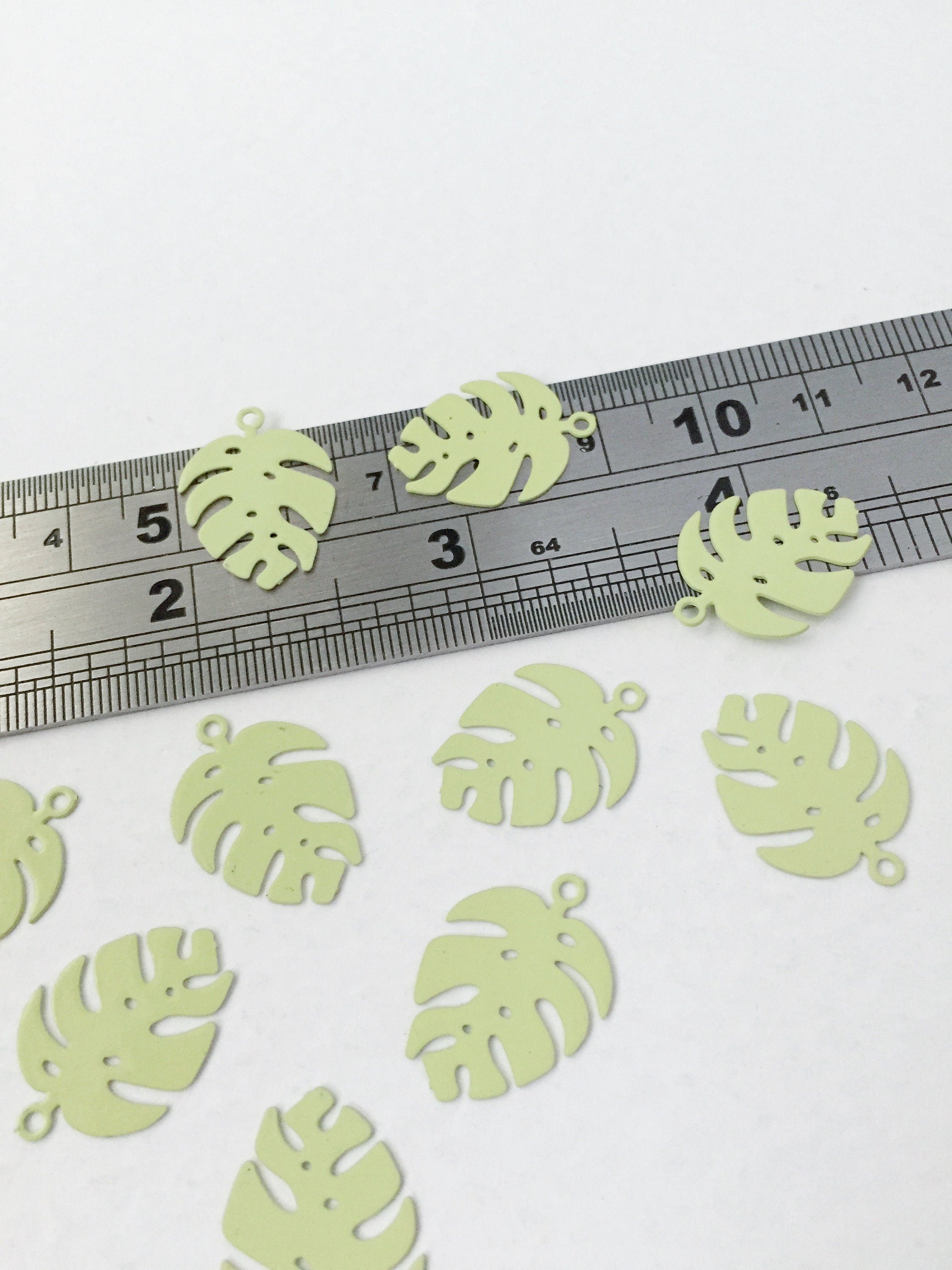 6 x Light Green Small Monstera Leaf Pendants, 20x15mm (0475)