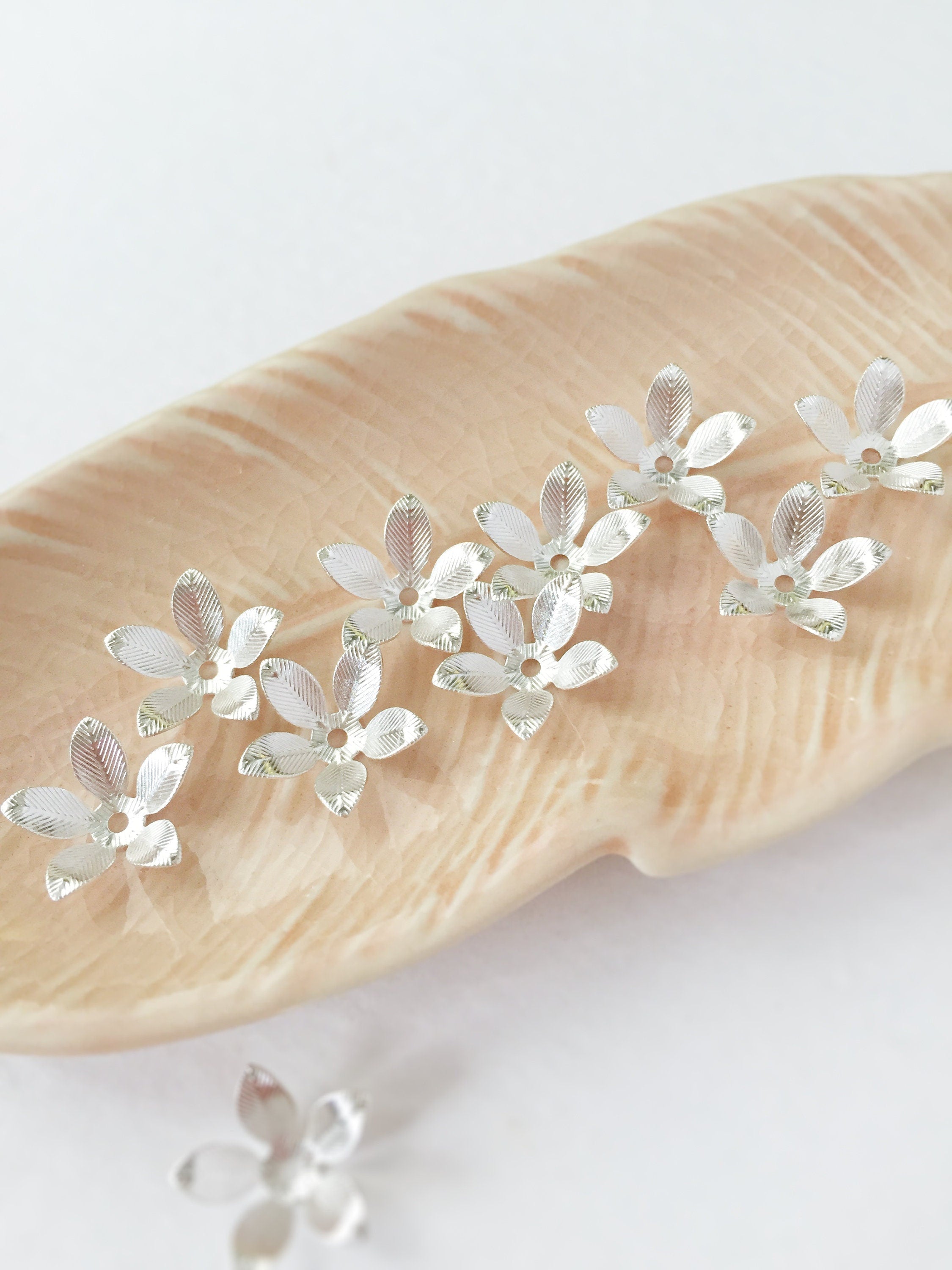 10 x Silver Plated Flower Bead Caps, 15mm (0757)