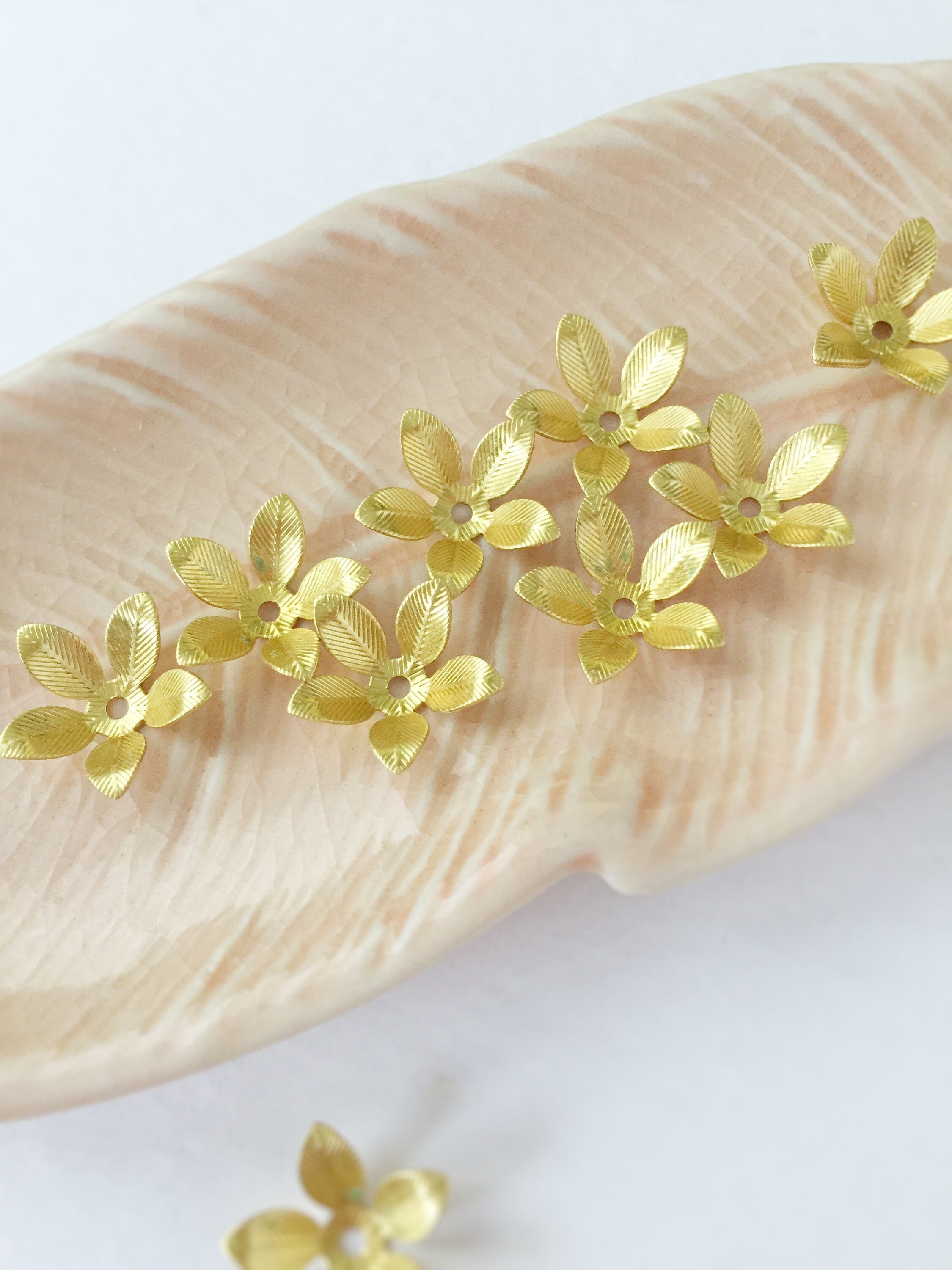 10 x Gold Tone Flower Bead Caps, 15mm (0757)