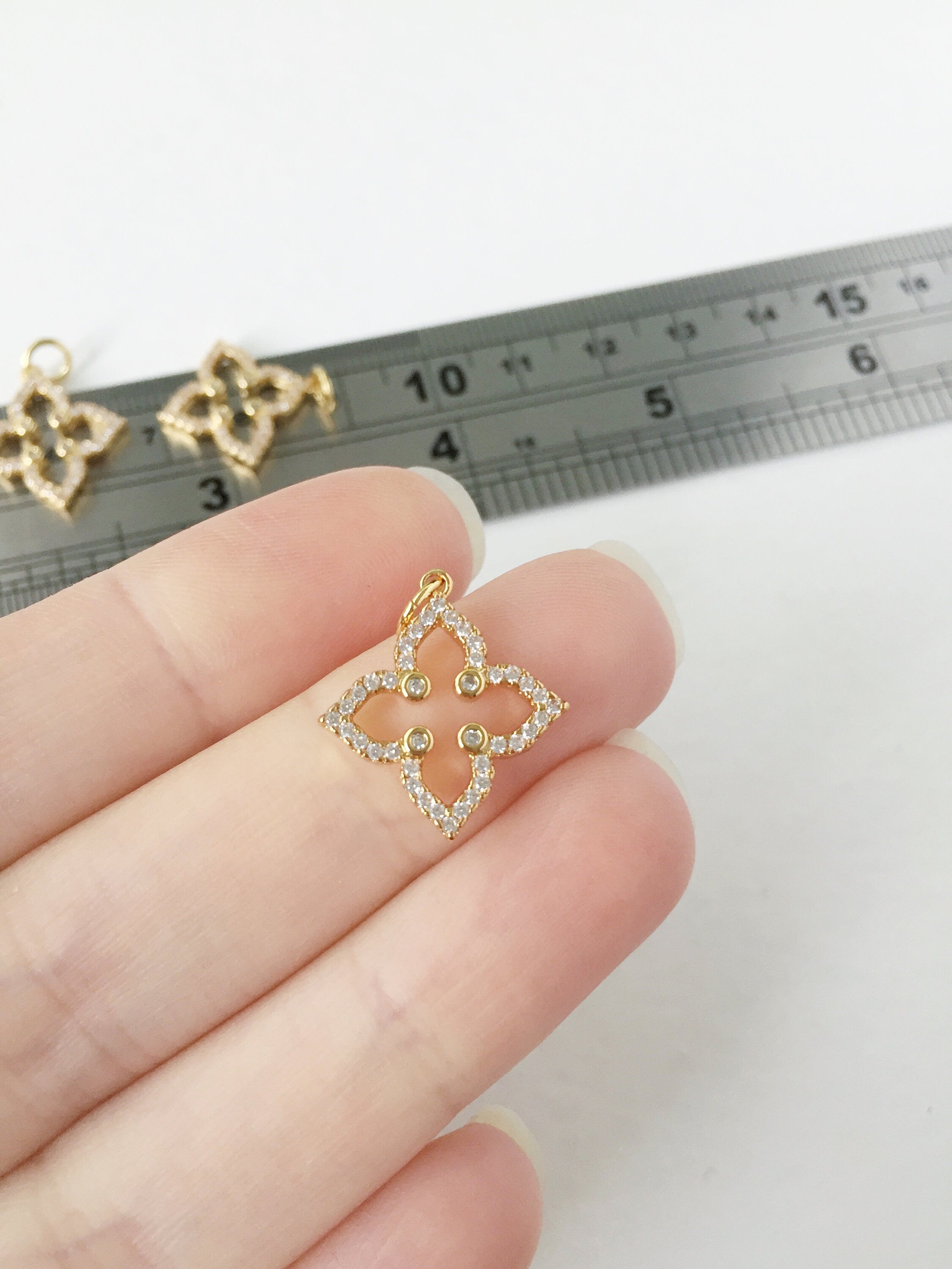 1 x 18K Gold Plated Quatrefoil Pendant with Cubic Zirconia, 18.5x16.5mm