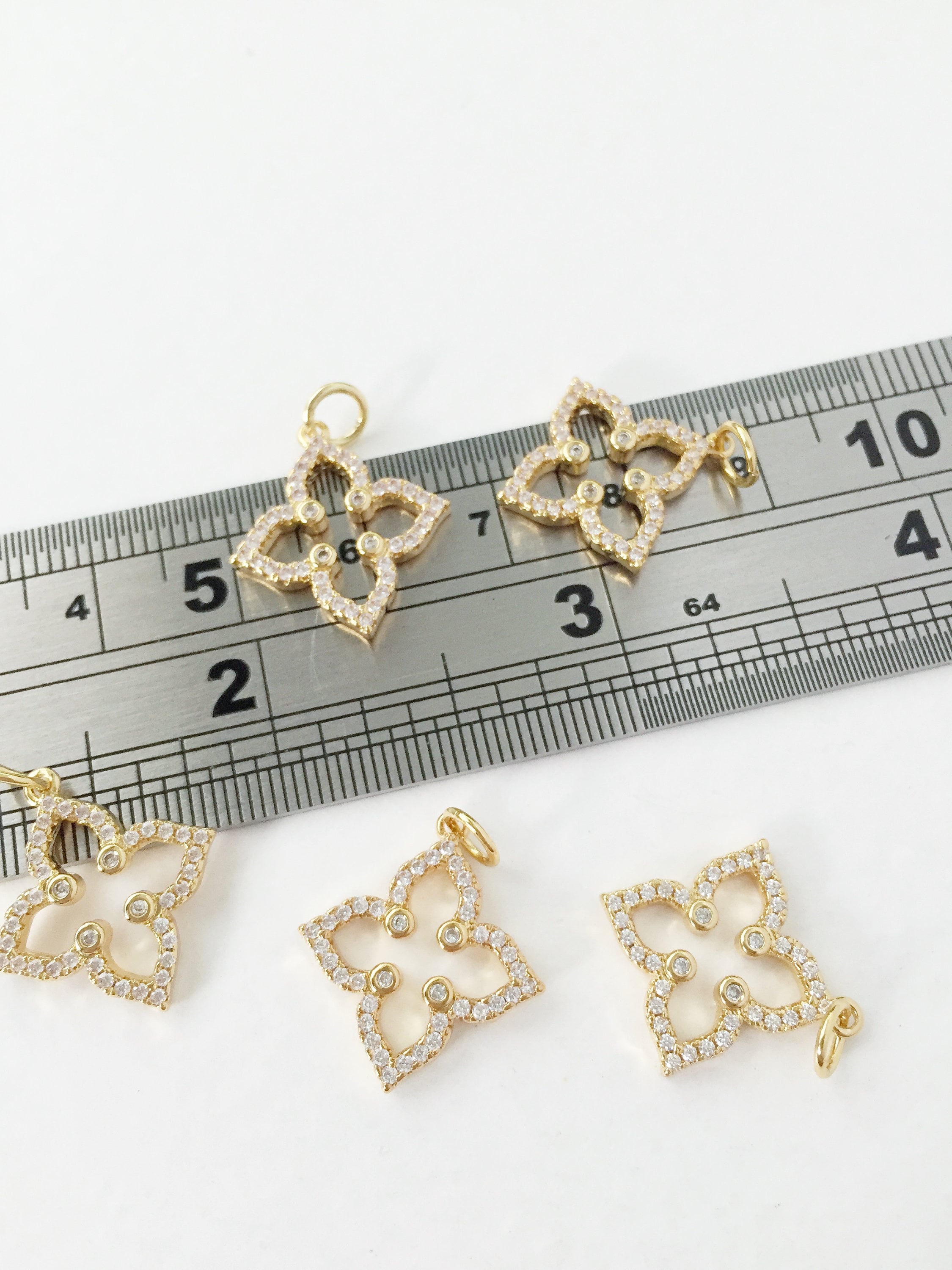 1 x 18K Gold Plated Quatrefoil Pendant with Cubic Zirconia, 18.5x16.5mm