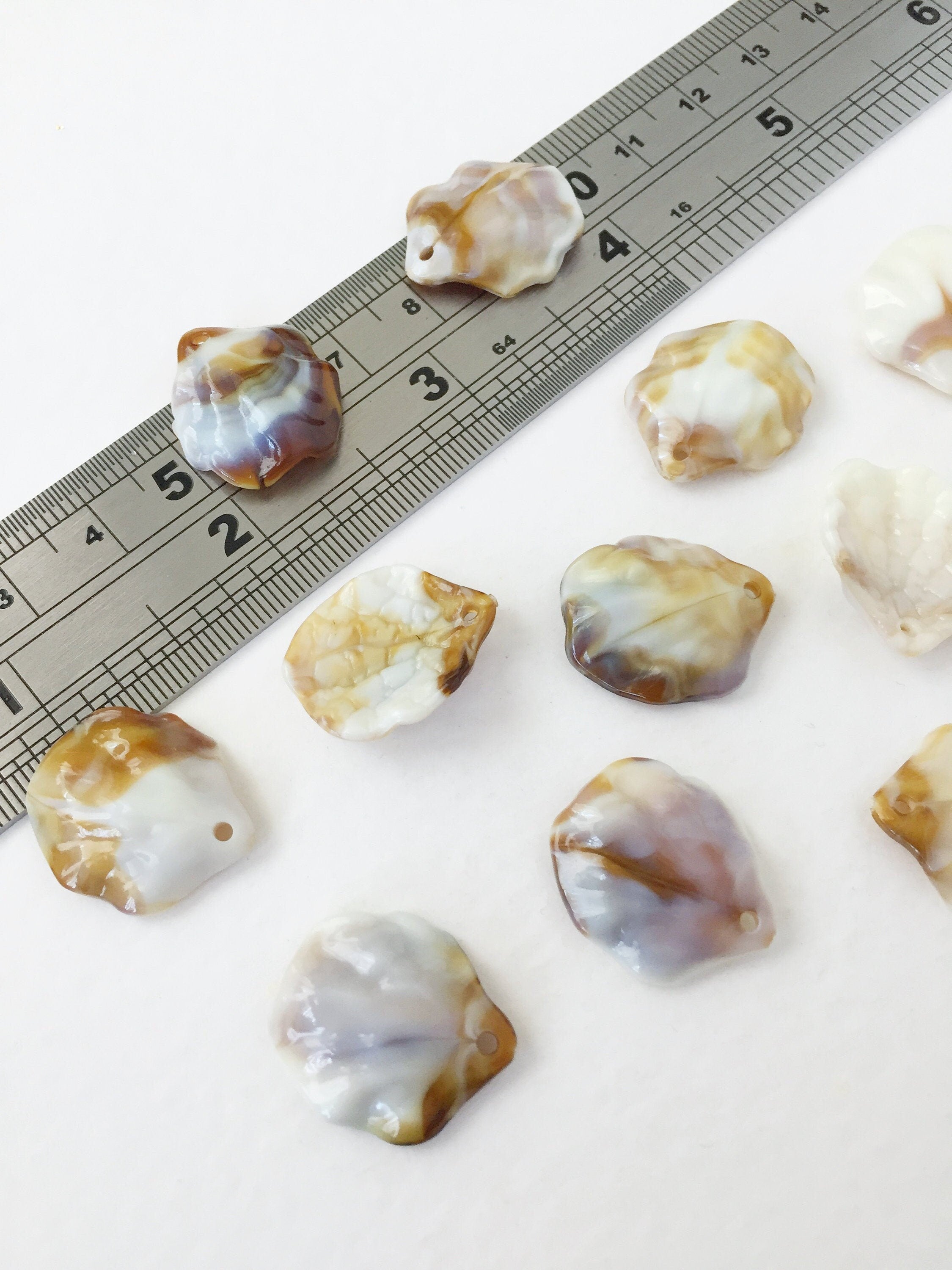 30 x Acrylic Seashell Charms, 20x16mm (G)