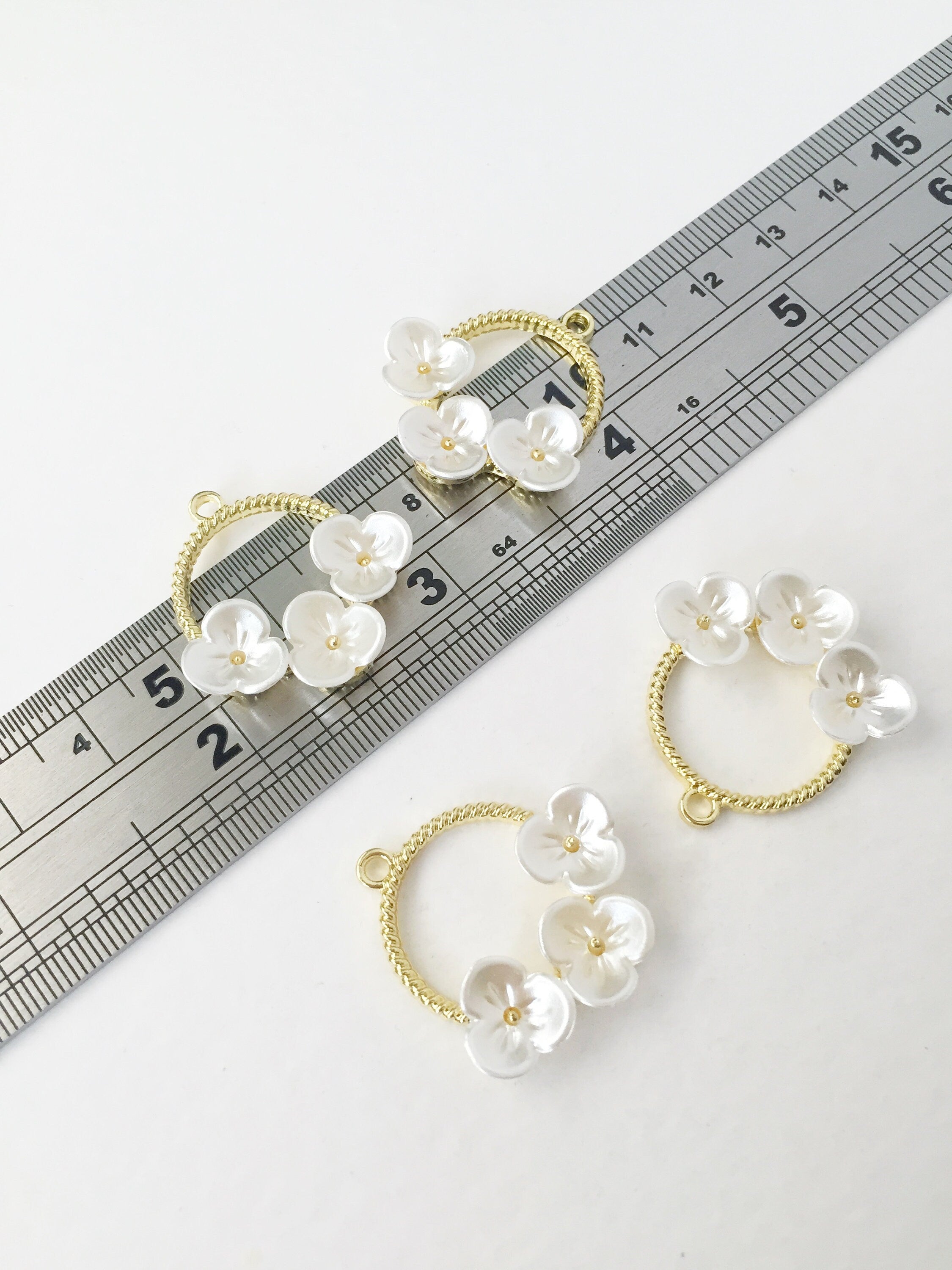 2 x Gold Plated Pearl and Flower Wreath Pendants, 27x26mm (0952)