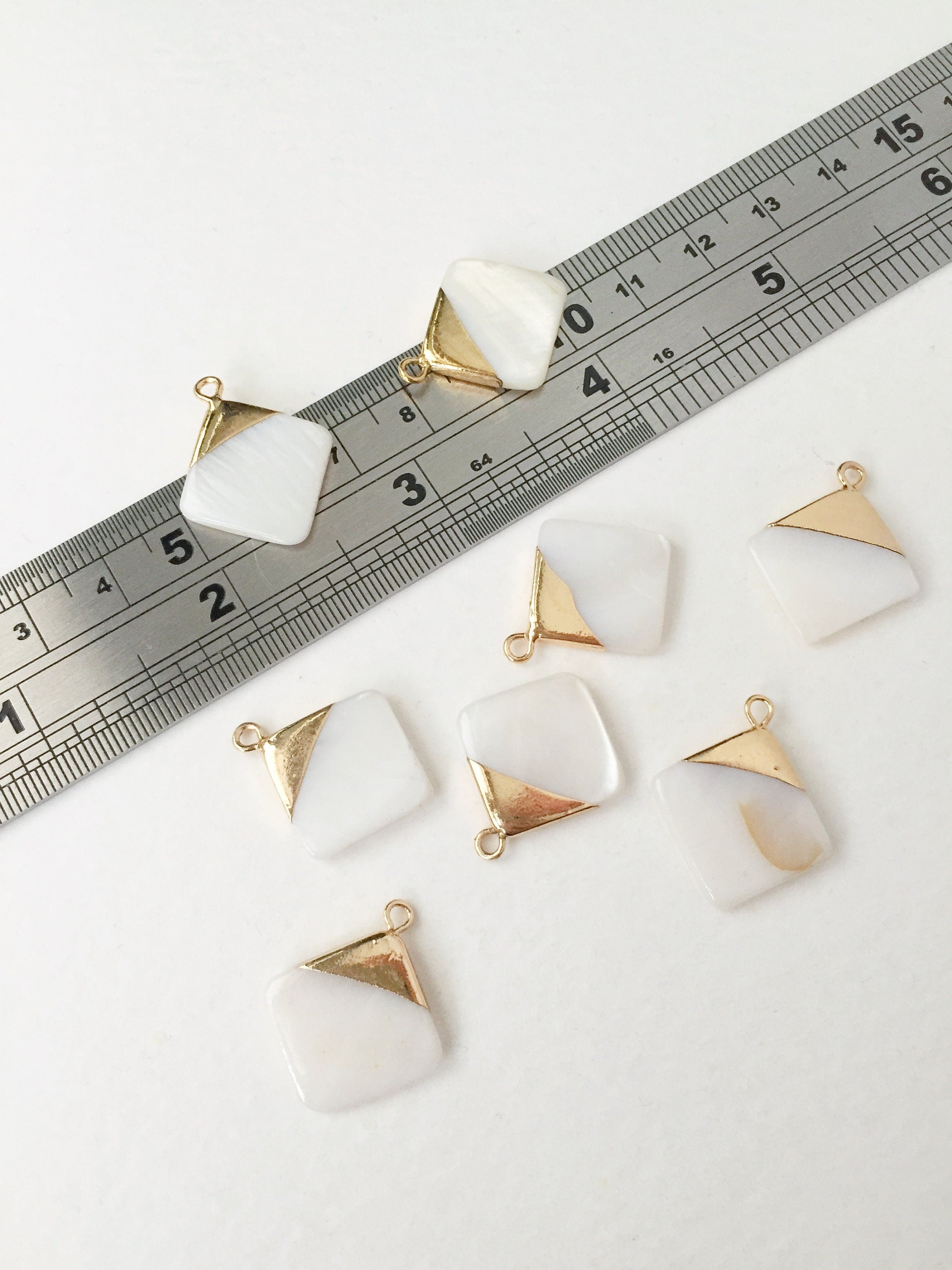 1 x Mother of Pearl Smooth Rhombus Shell Pendants, 24x20mm (0527)