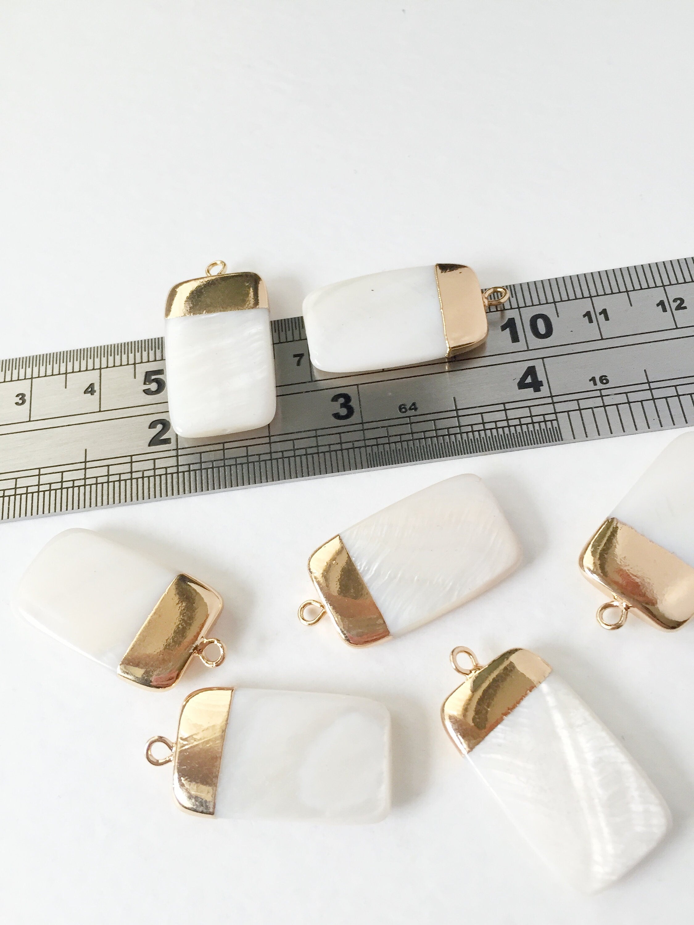 1 x Mother of Pearl Smooth Rectangular Pendant, 29x15mm (0537)