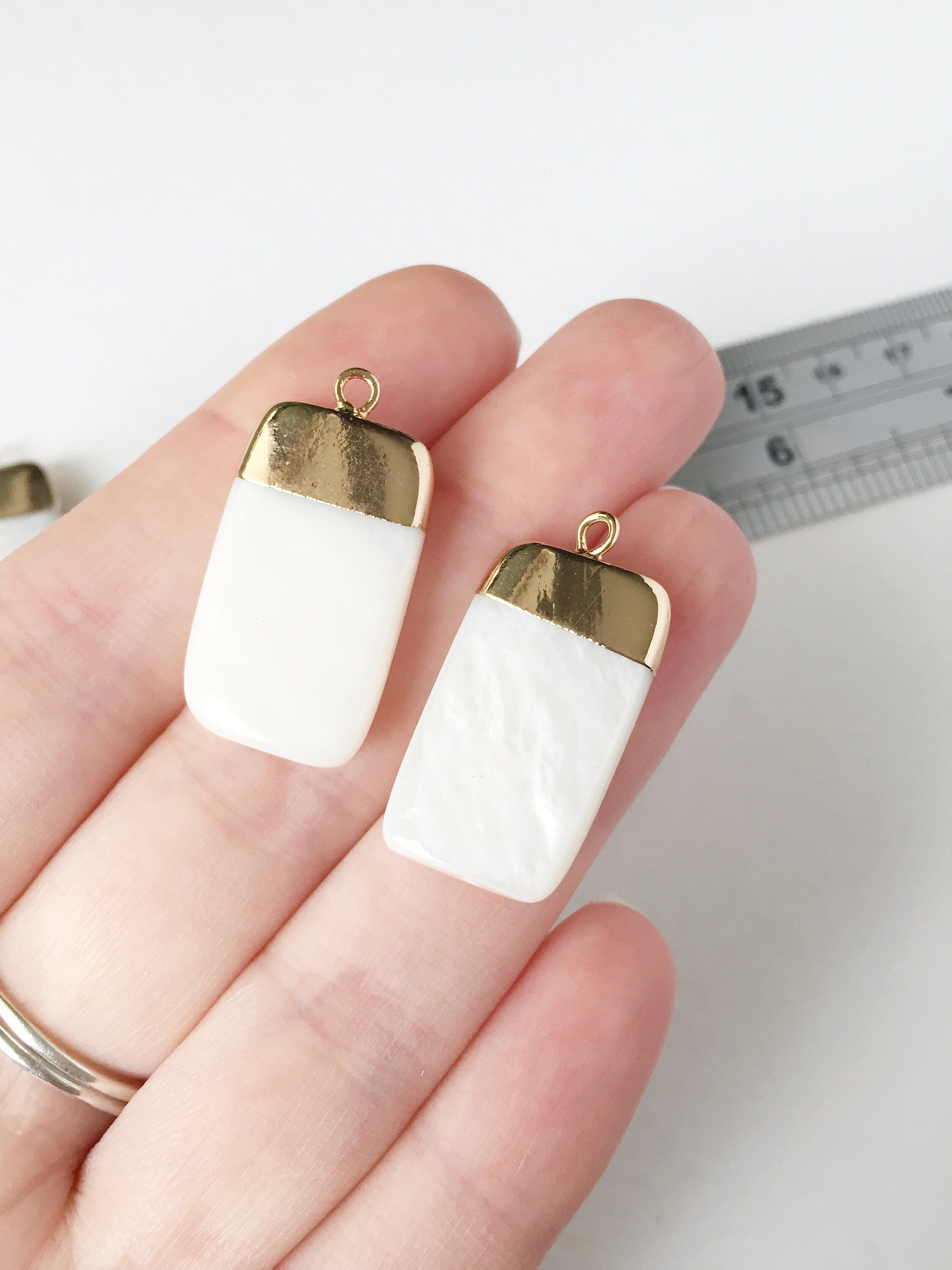 1 x Mother of Pearl Smooth Rectangular Pendant, 29x15mm (0537)