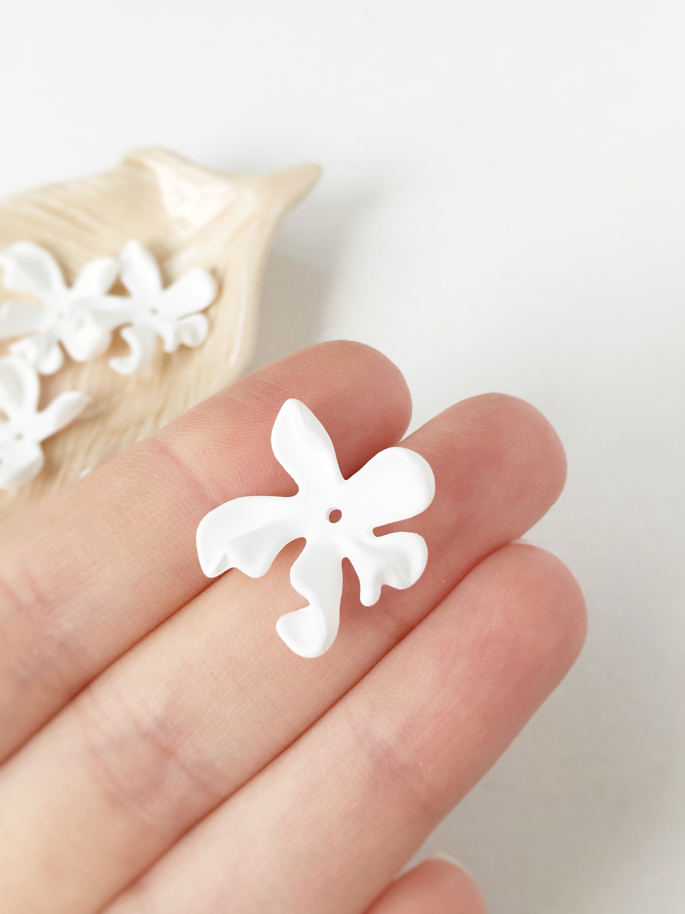 8 x Large Pure White Irregular Shape Flower Beads Rubberized Flowers 22mm(2465)