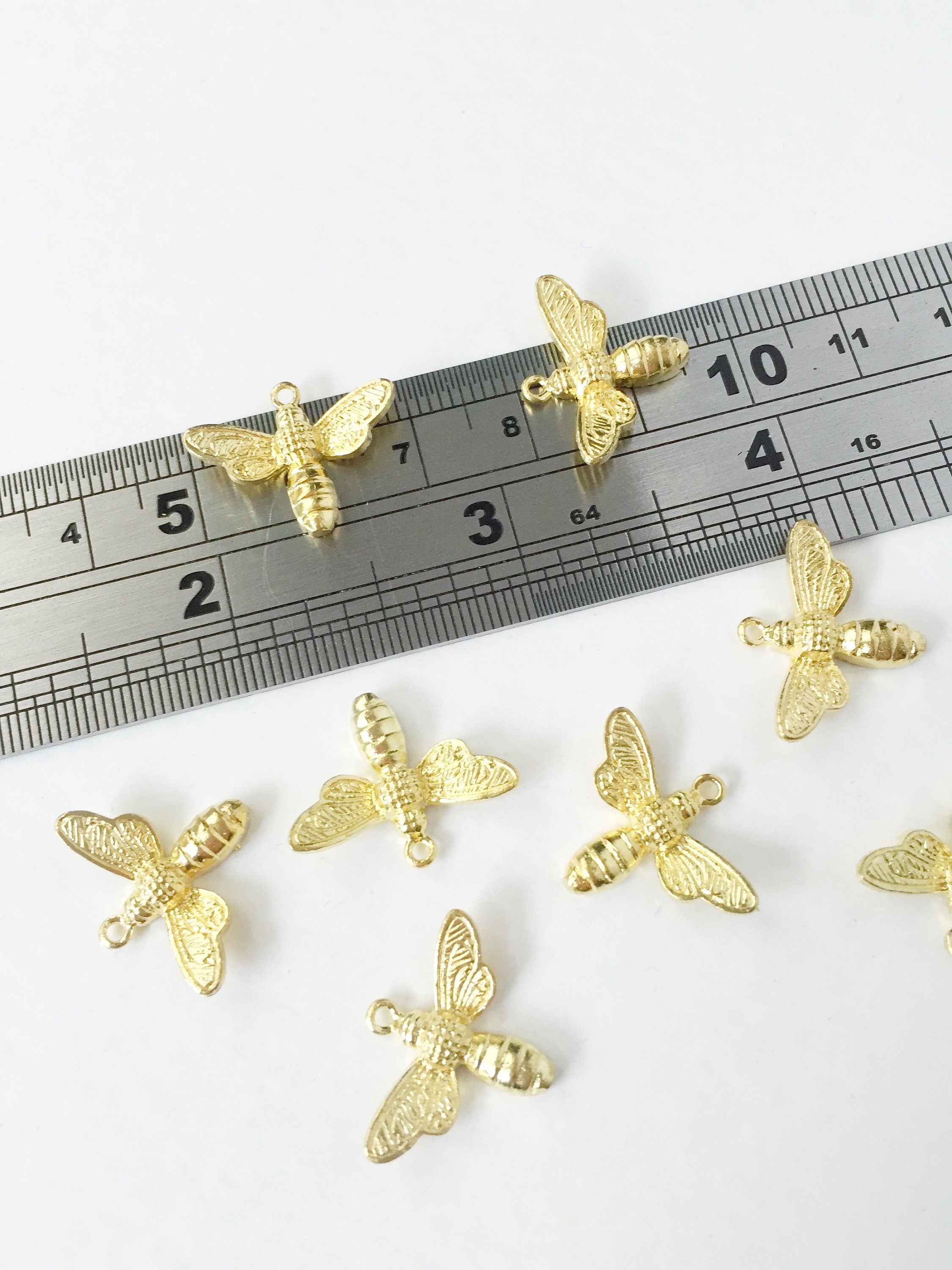 1 x Gold Polished Brass Bee Charms, 15x19mm Detailed Bee Pendants (0570)