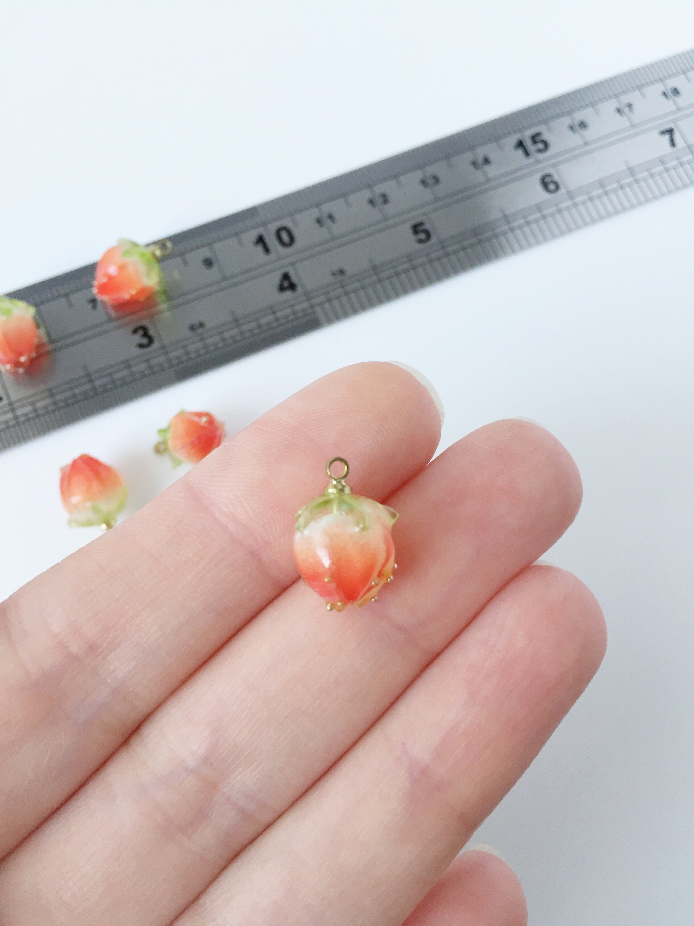 1 x Rose Bud Charm, 15x10mm Preserved Flower Pendant (2247)