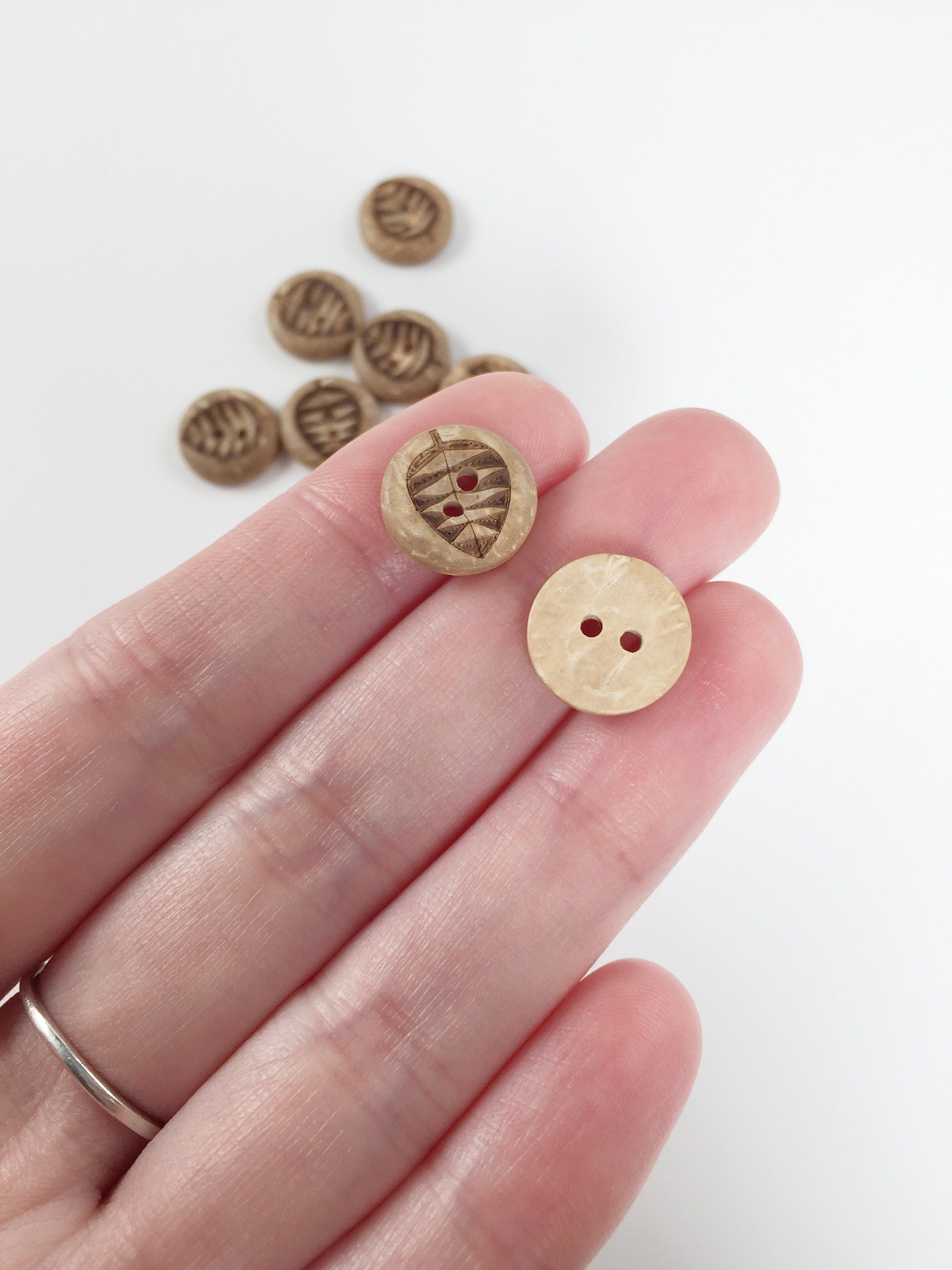 10 x Coconut Shell Embossed Leaf Buttons, 13mm