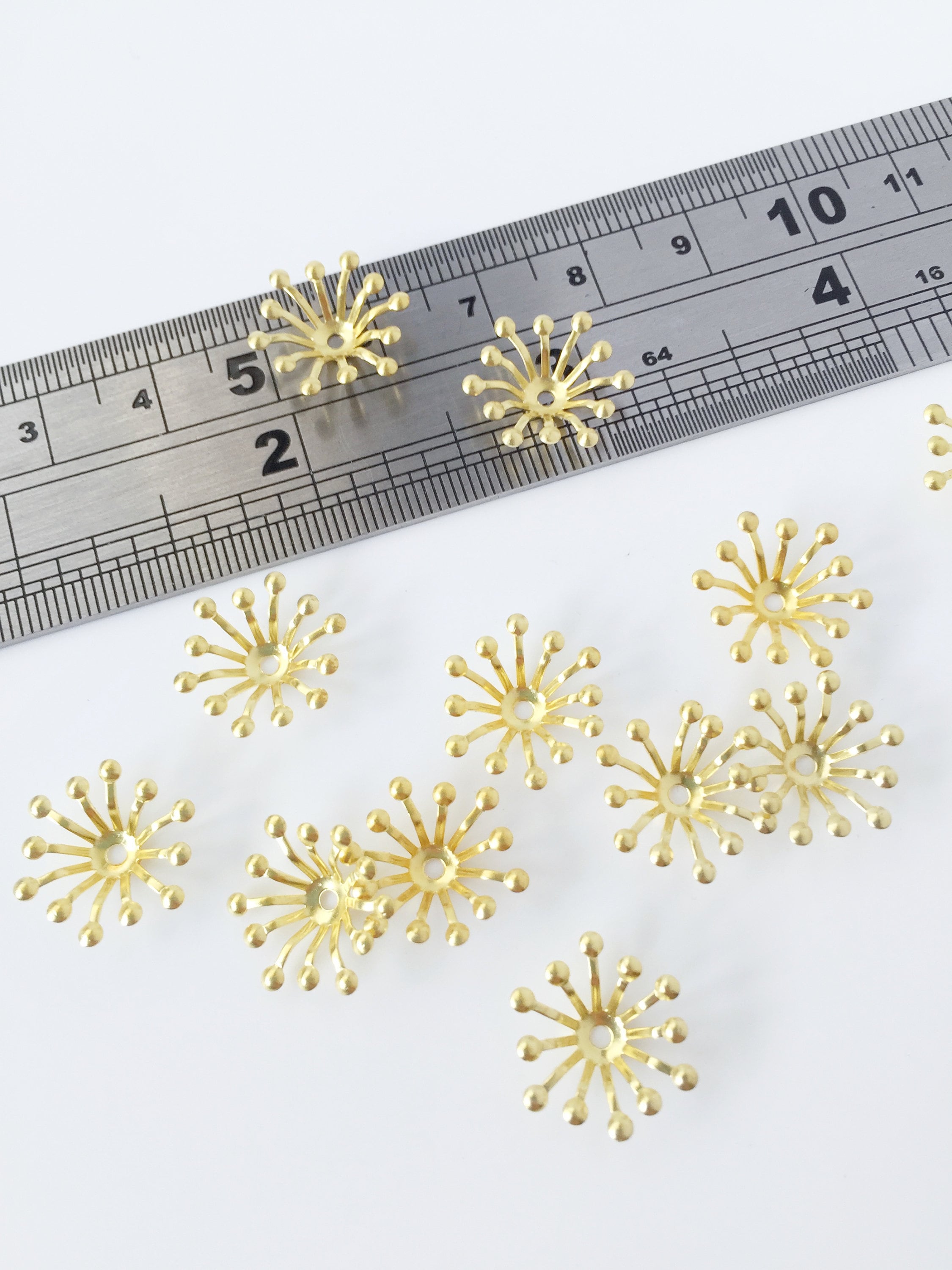 20 x Gold Plated Flower Bead Caps, 14mm Flower Stamen Beads (1676)