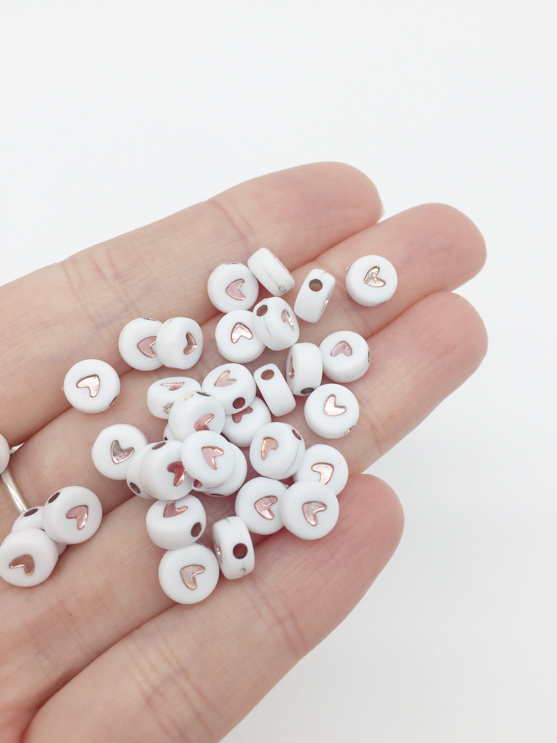 100 x Flat Round Acrylic Beads with Gold Heart Pattern, 7mm (3083)