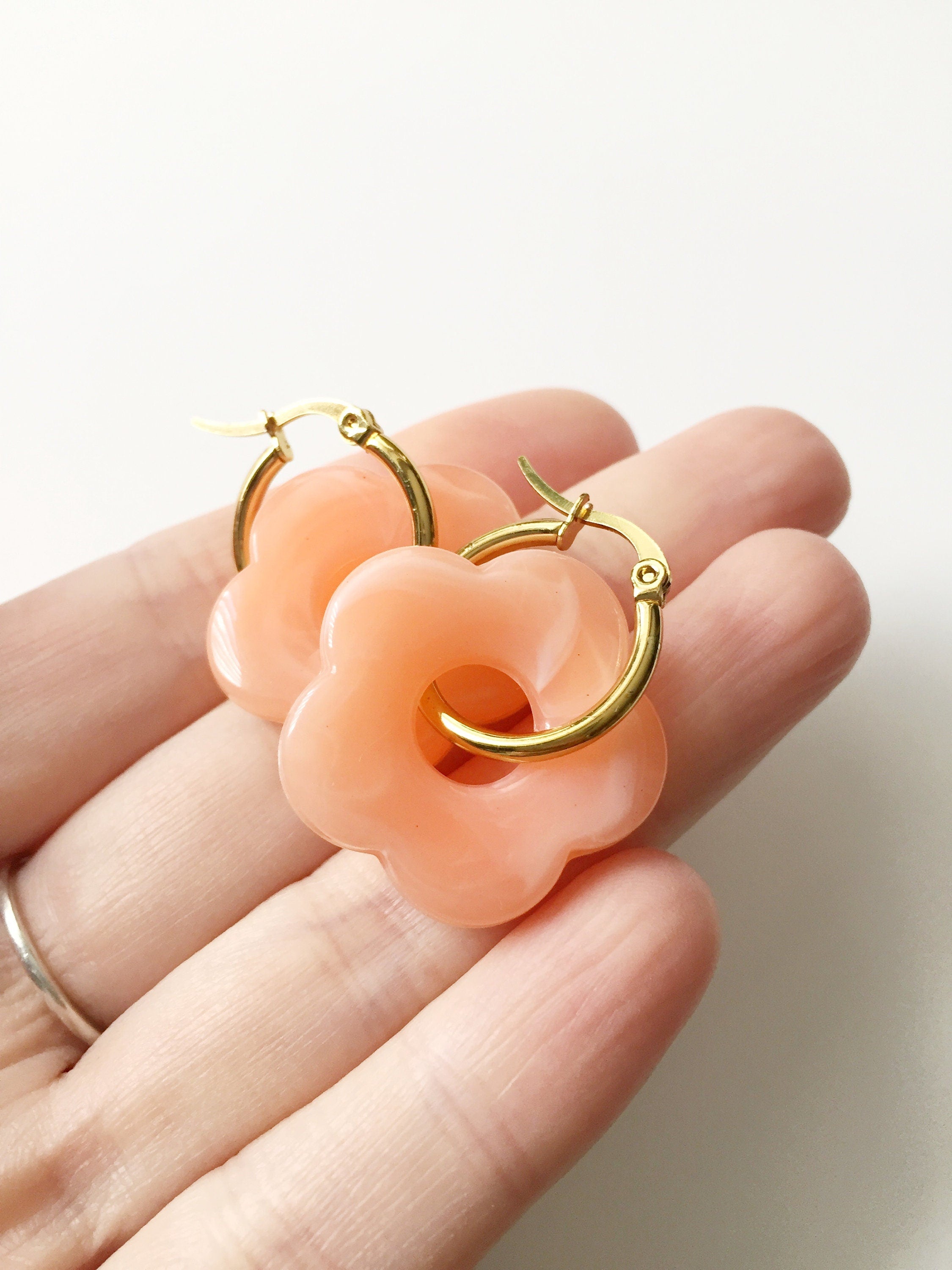 2 x Peach Resin Flower Beads, 26mm (3133)