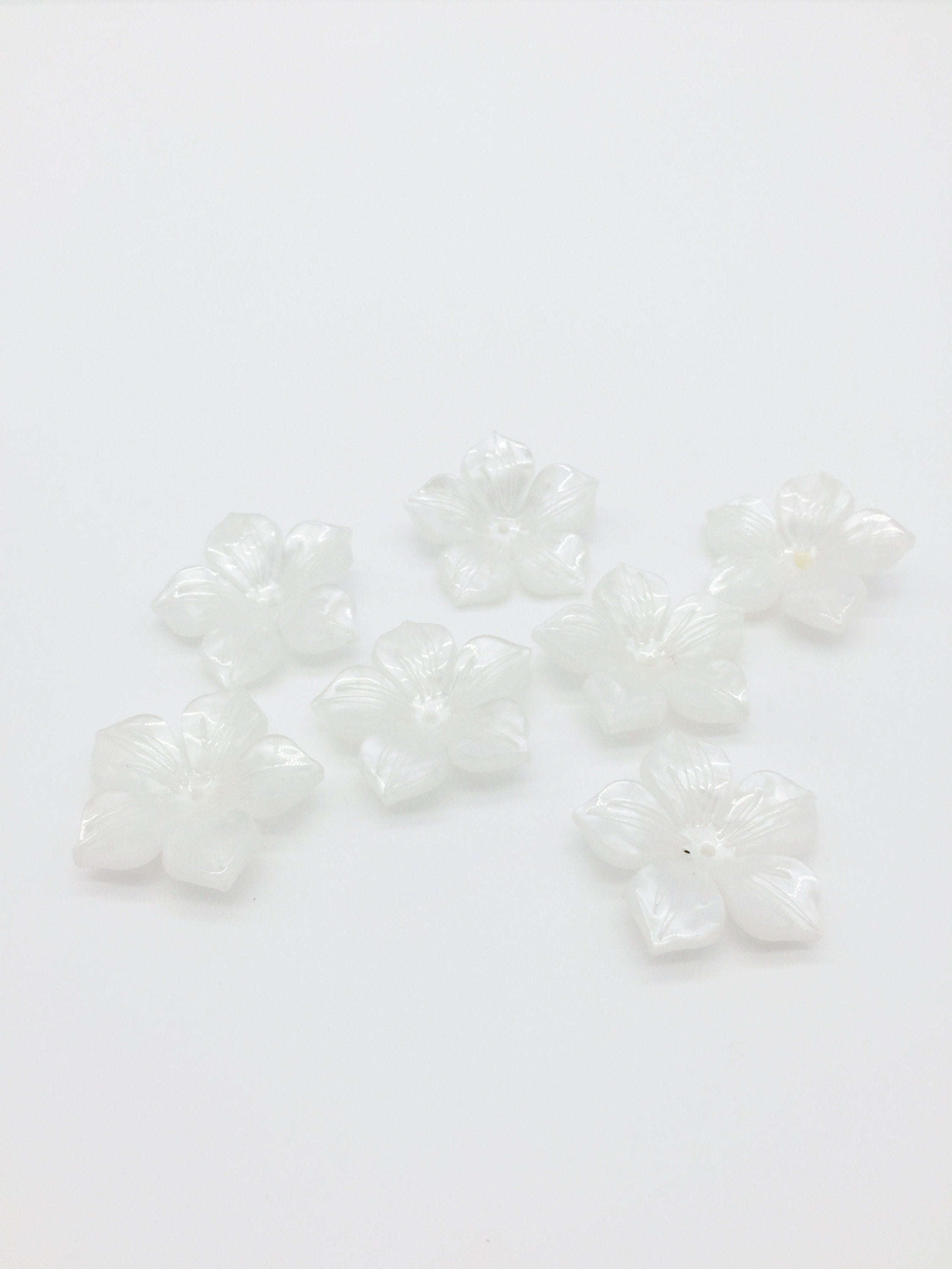 4 x Large Pearl White Flower Beads, 30mm Mother of Pearl Imitation Flowers (3215)