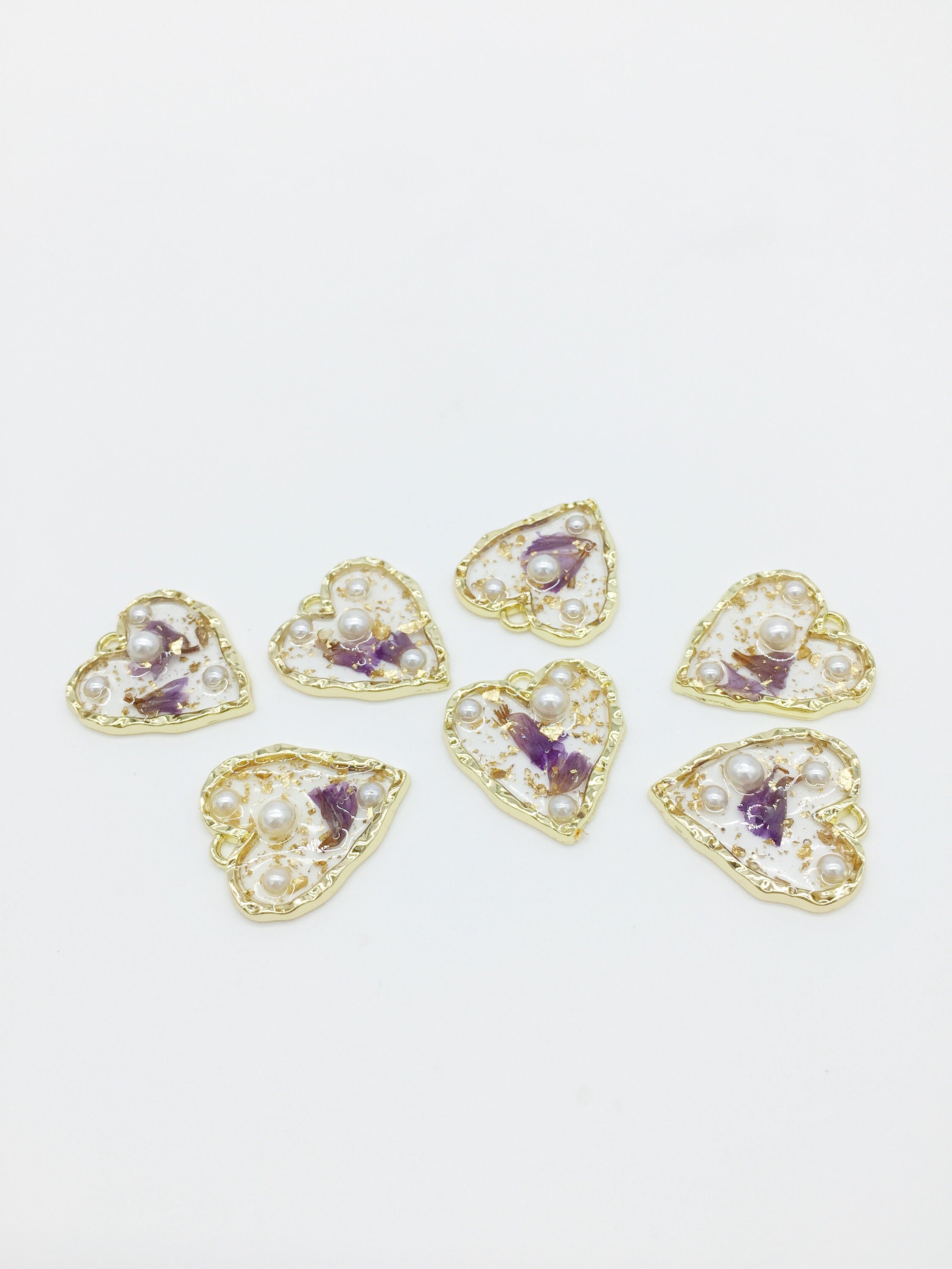 1 x Gold Resin Heart Charm with Pearls and Dried Flower, 23x21mm (2910)