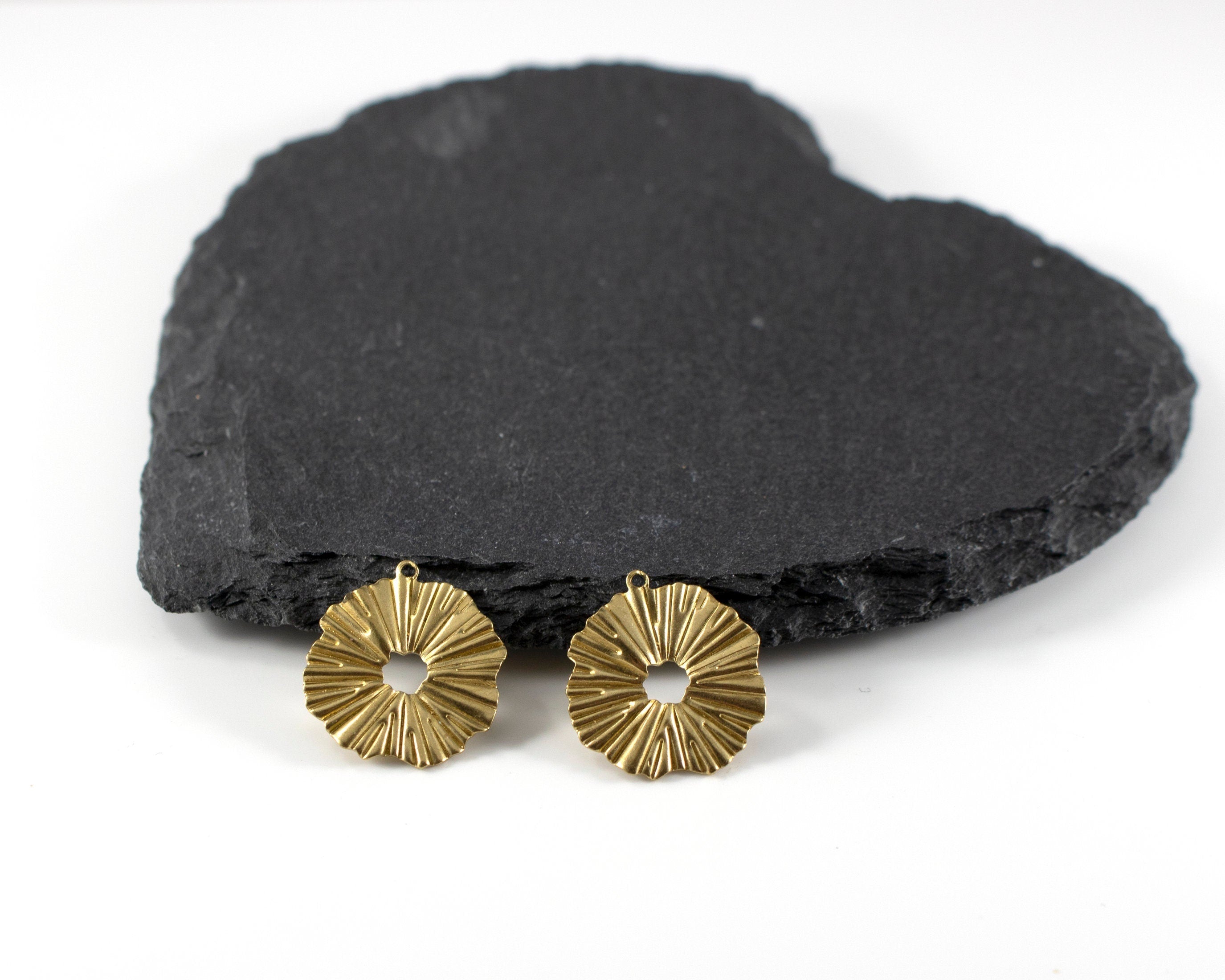 6 x Raw Brass Sunburst Wavy Pendants, 19x17mm (C0032)