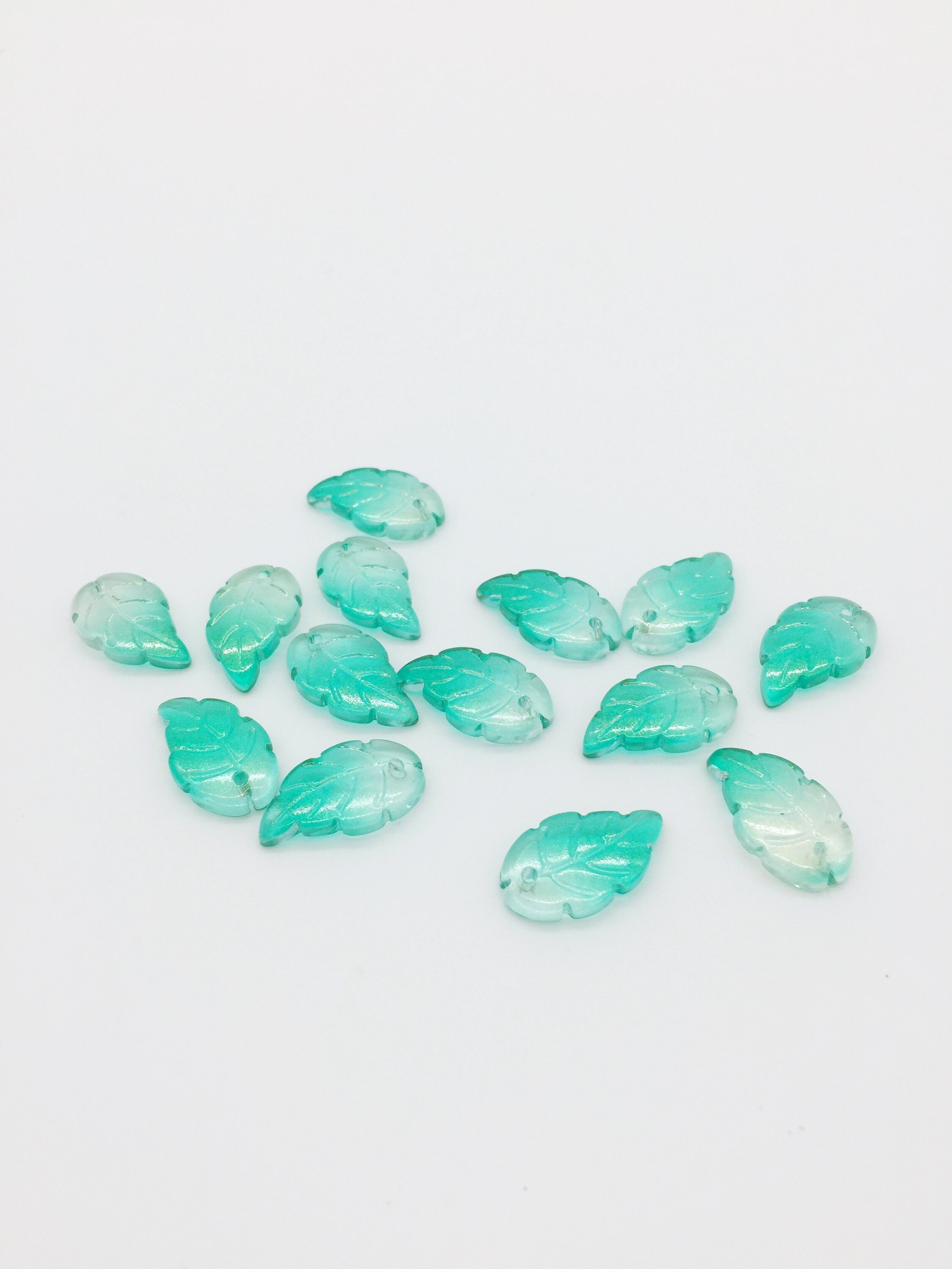 10 x Green Ombre Glass Leaf Beads, 10x18mm Leaf Charms (3450)