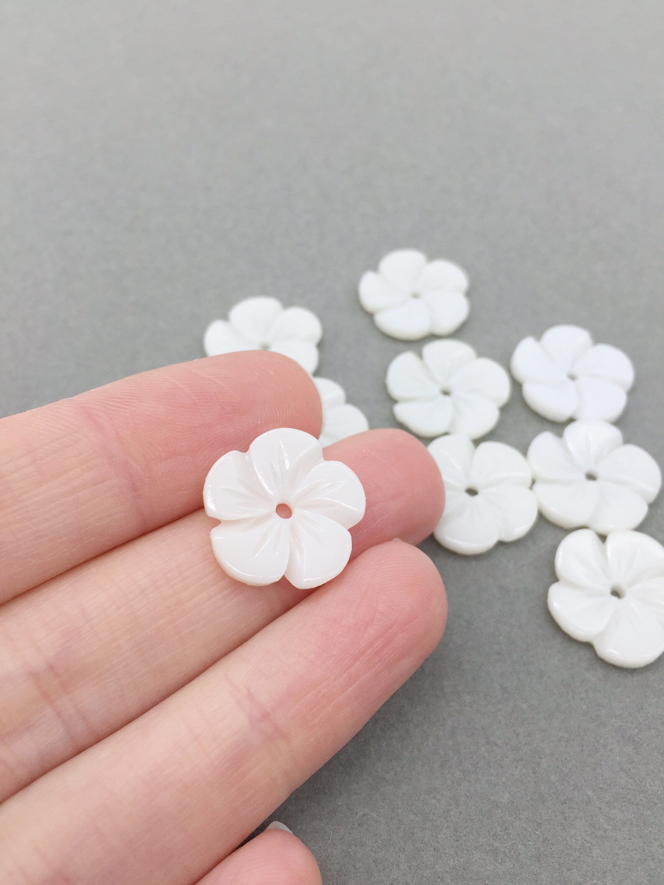 30 x Off-White Mother of Shell Imitation Flowers Beads, 17mm
