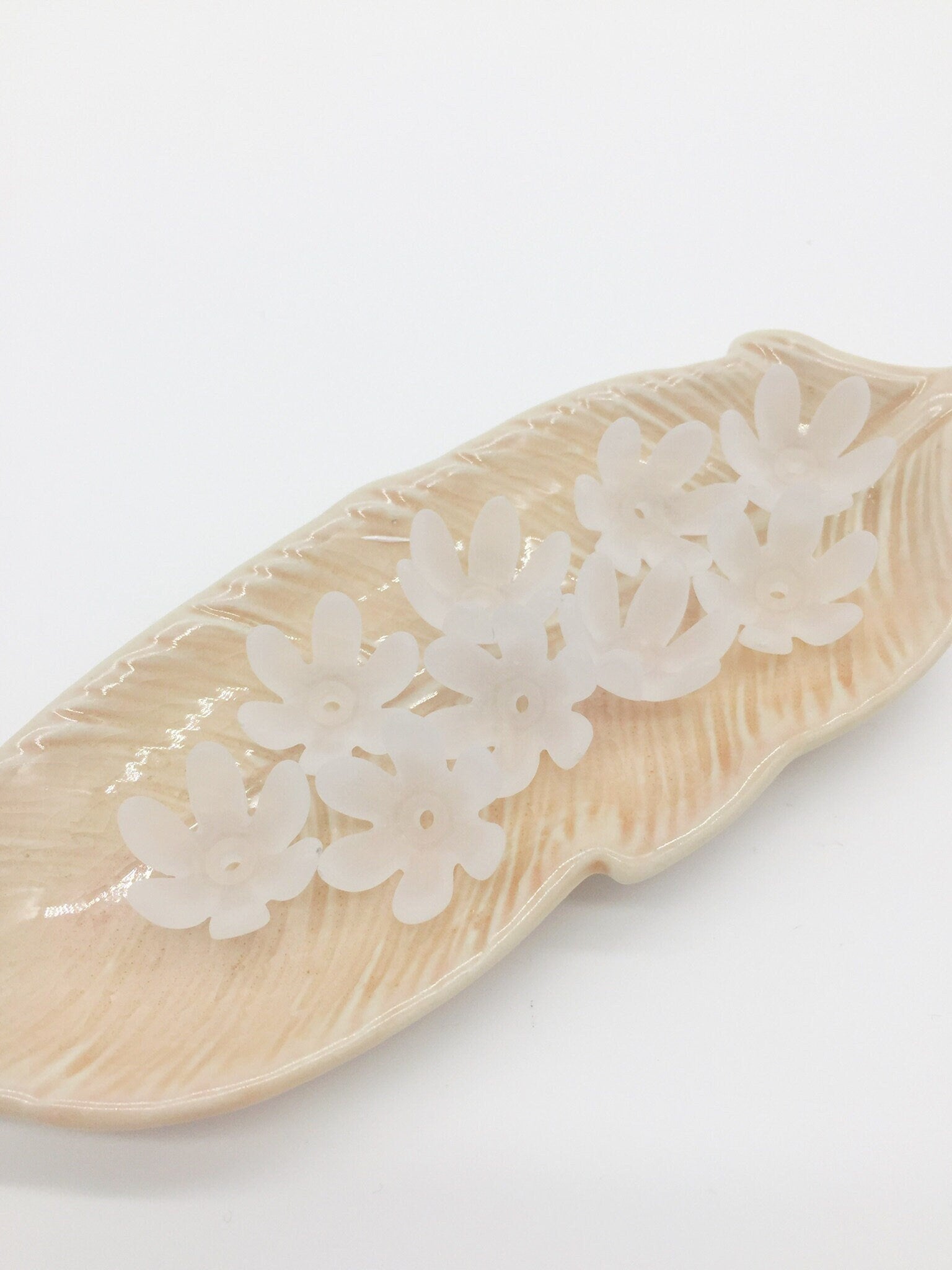 25 x Frosted White Lucite Flower Beads, 18.5x10mm (3161)