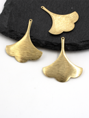 4 x Raw Brass Textured Ginkgo Leaves Pendants, 38x32mm (C0686)