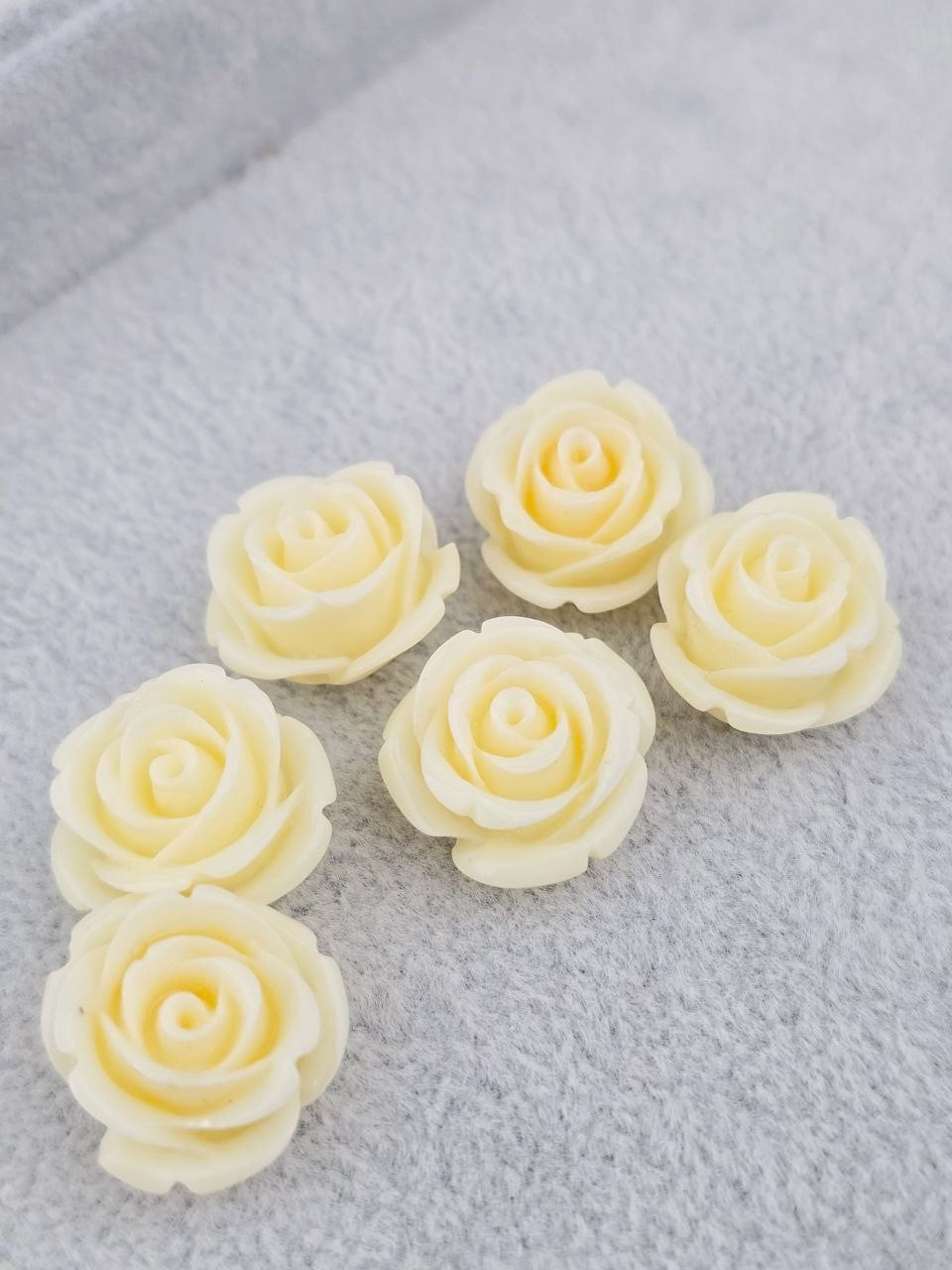 6 x Cream Coral Rose Bud Beads, 20mm (3581)