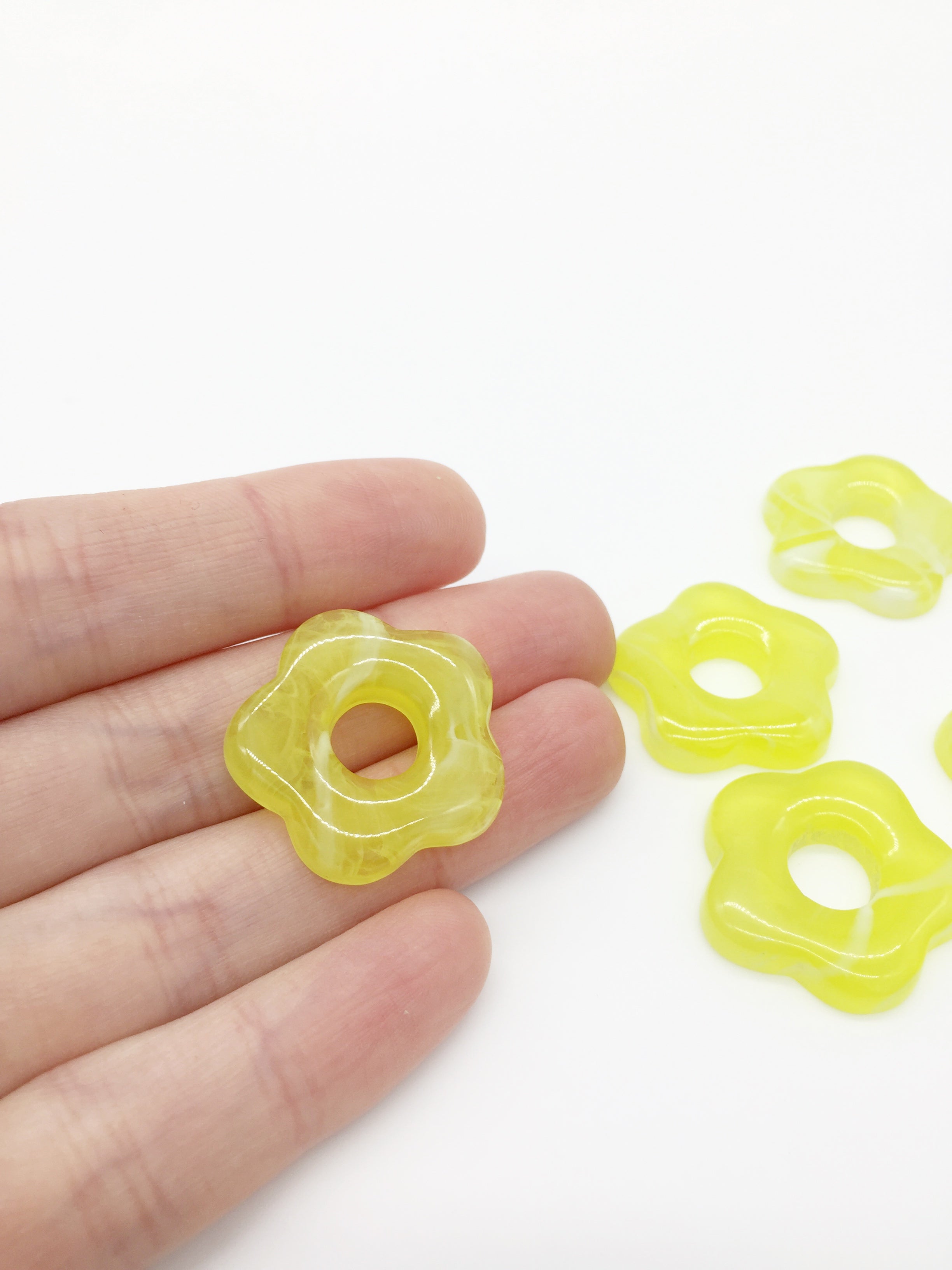 2 x Marbled Yellow Resin Flower Beads, 26mm (0213)