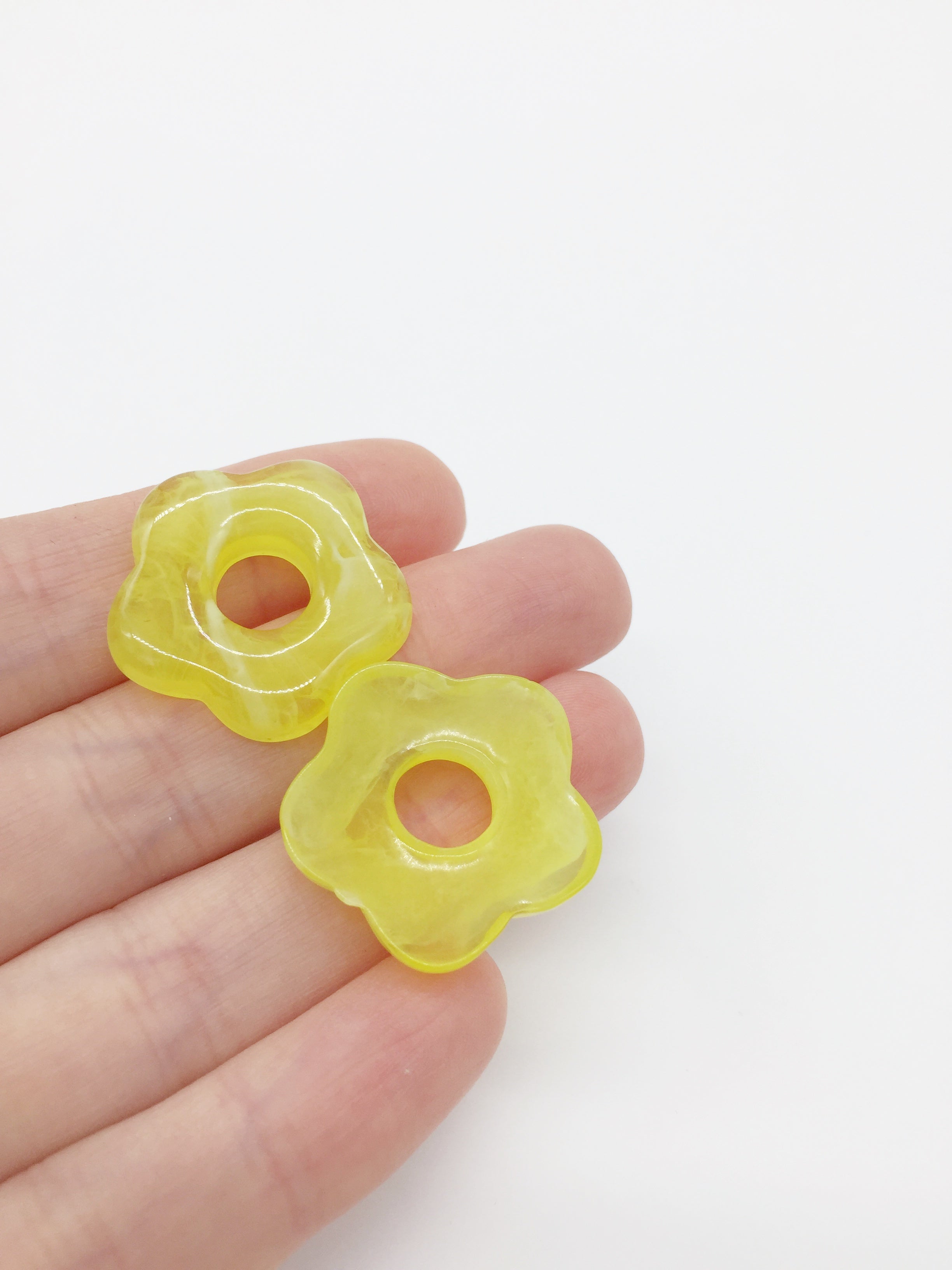 2 x Marbled Yellow Resin Flower Beads, 26mm (0213)