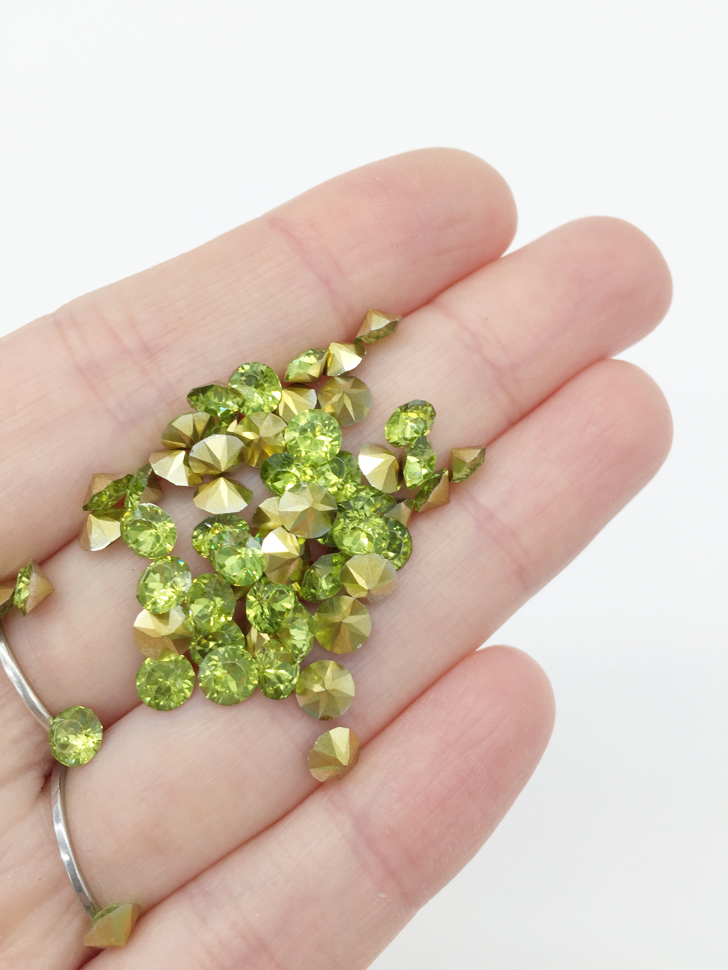 72 x 5mm Peridot Green Round Diamond Cut Rhinestones, Foiled Back (4095)